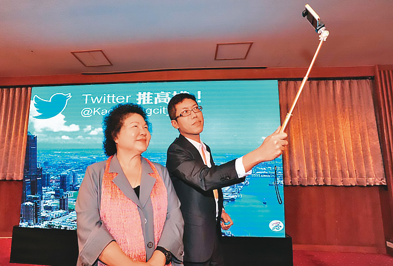 丁允恭（右）曾任高雄市政府新聞局長，被視為監察院長陳菊（左）的愛將。（高雄市政府提供）