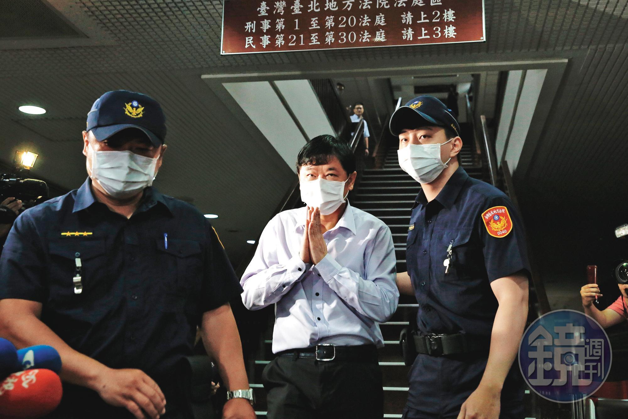立委趙正宇(中)涉介入陽明山土地開發案,被控收下殯葬業者950萬元賄款,法官裁定以100萬元交保,北檢不服已提抗告。