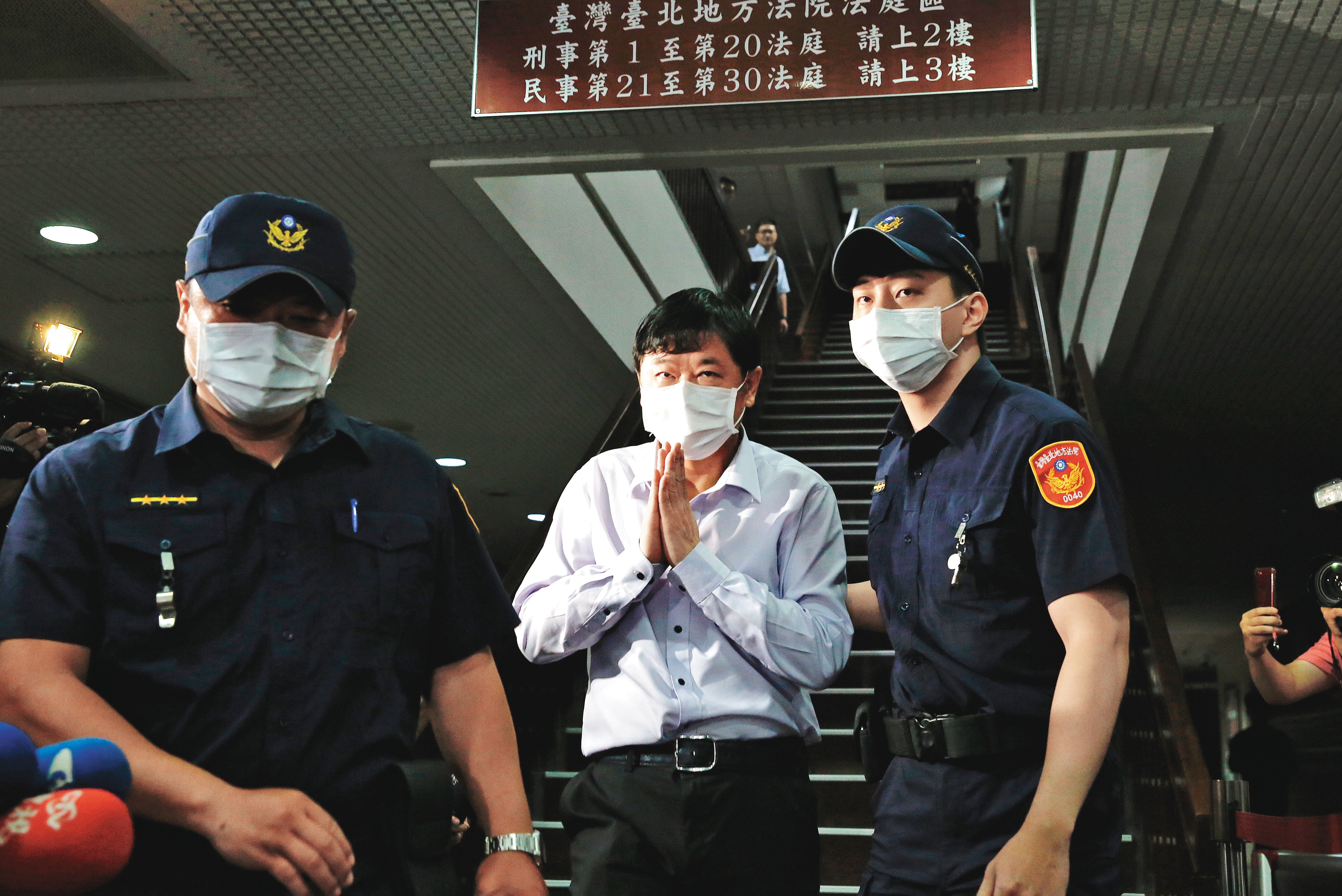 立委趙正宇（中）涉介入陽明山土地開發案，被控收下殯葬業者950萬元賄款，法官裁定以100萬元交保，北檢不服已提抗告。