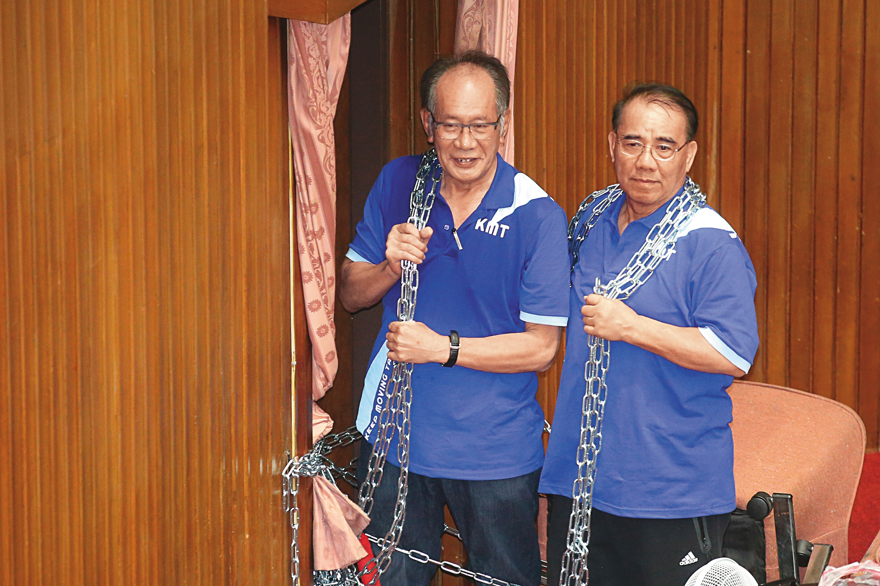 陳超明（左）及廖國棟（右）等藍營立委為反對監察院長陳菊人事案，占領立法院，還用鐵鍊綑住身體擋住議場出入口，如今卻雙雙身陷行賄風暴。