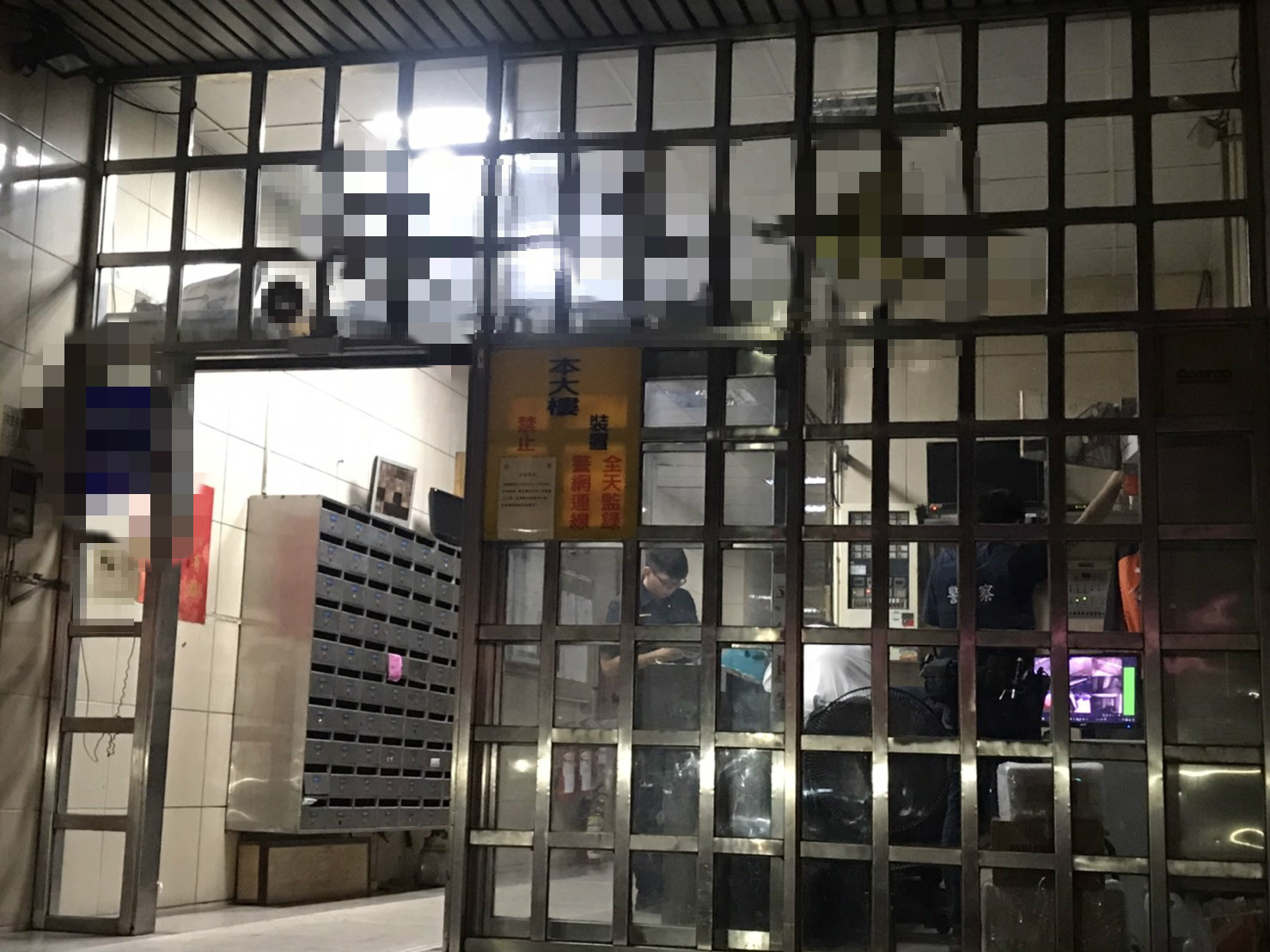 警察在羅霈穎住處大樓進行蒐證。（讀者提供）