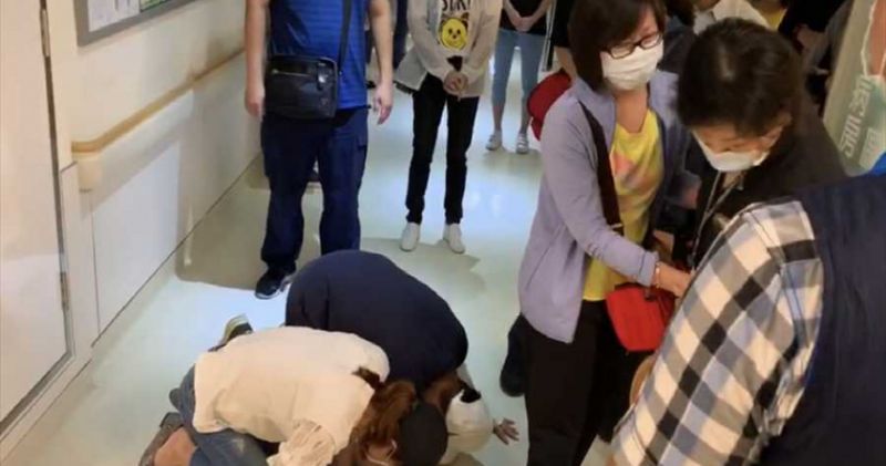 17歲無照駕駛的少年，在母親陪同下到醫院向楊姓員警家屬下跪道歉。（翻攝畫面）