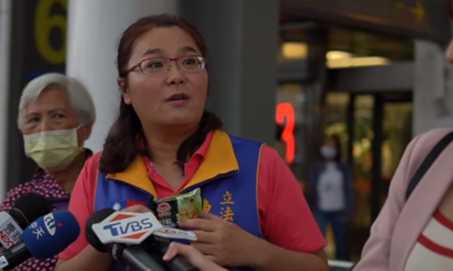 一架由金門飛往松山的班機一度因此改降桃園機場，機上乘客受困於4小時，陳玉珍爆氣痛批。（翻攝自陳玉珍臉書）
