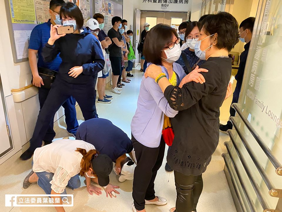 立委葉毓蘭3日赴醫院探視楊警家屬,肇事少年與母親在外磕頭求道歉。(翻攝自葉毓蘭臉書)