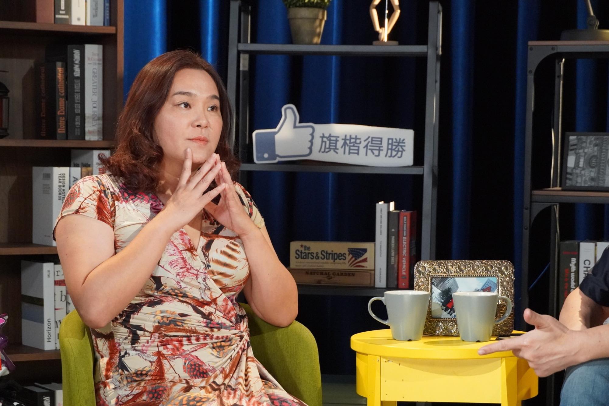 陳玉珍接受網路節目專訪時,特地換上低胸洋裝、腳踩10公分高跟鞋,散發滿滿女人味。(陳玉珍辦公室提供)