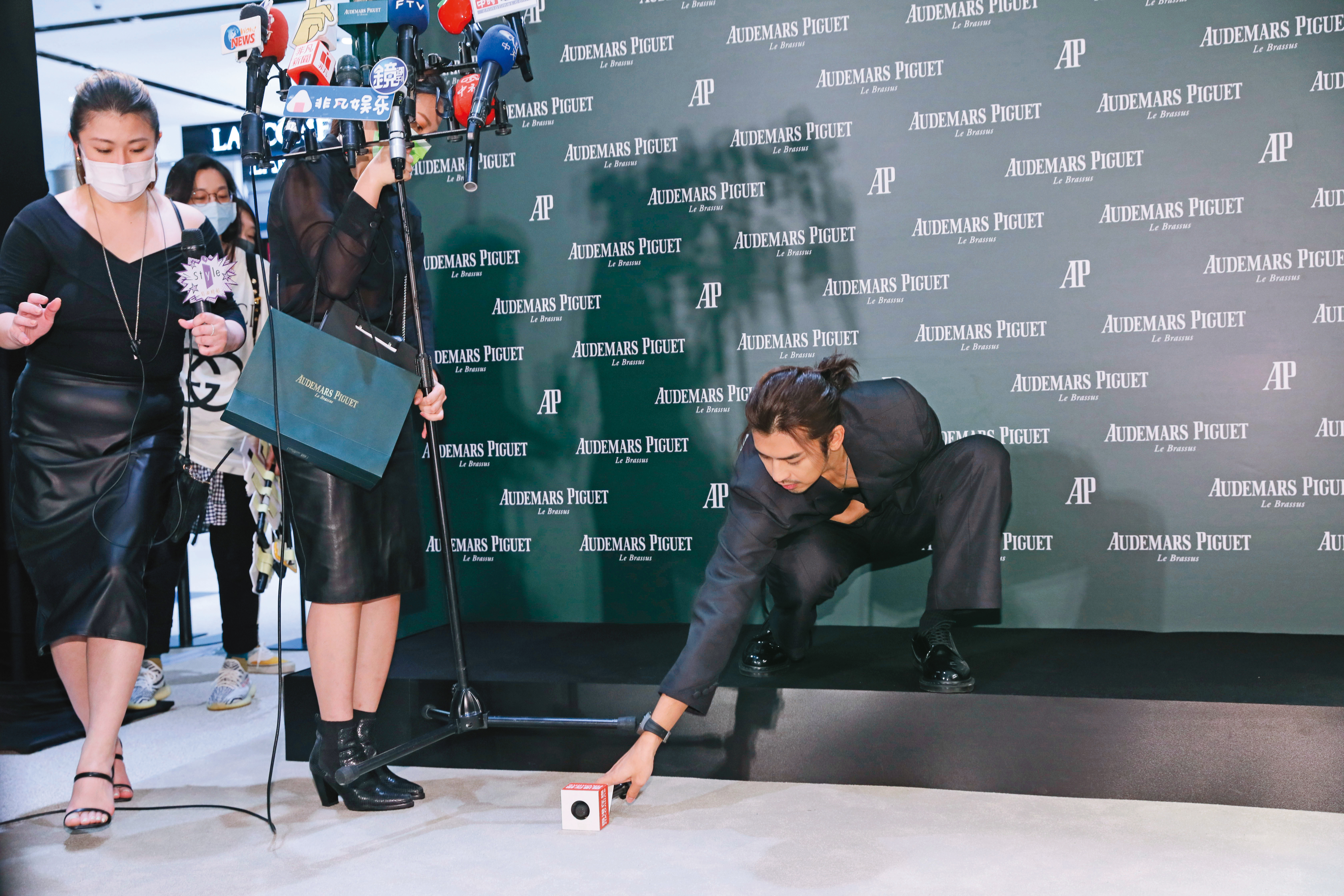 媒體聯訪的麥克風海，熊熊掉了一支，陳柏霖二話不說彎腰拾起，「好人好事」獎立馬奉上。