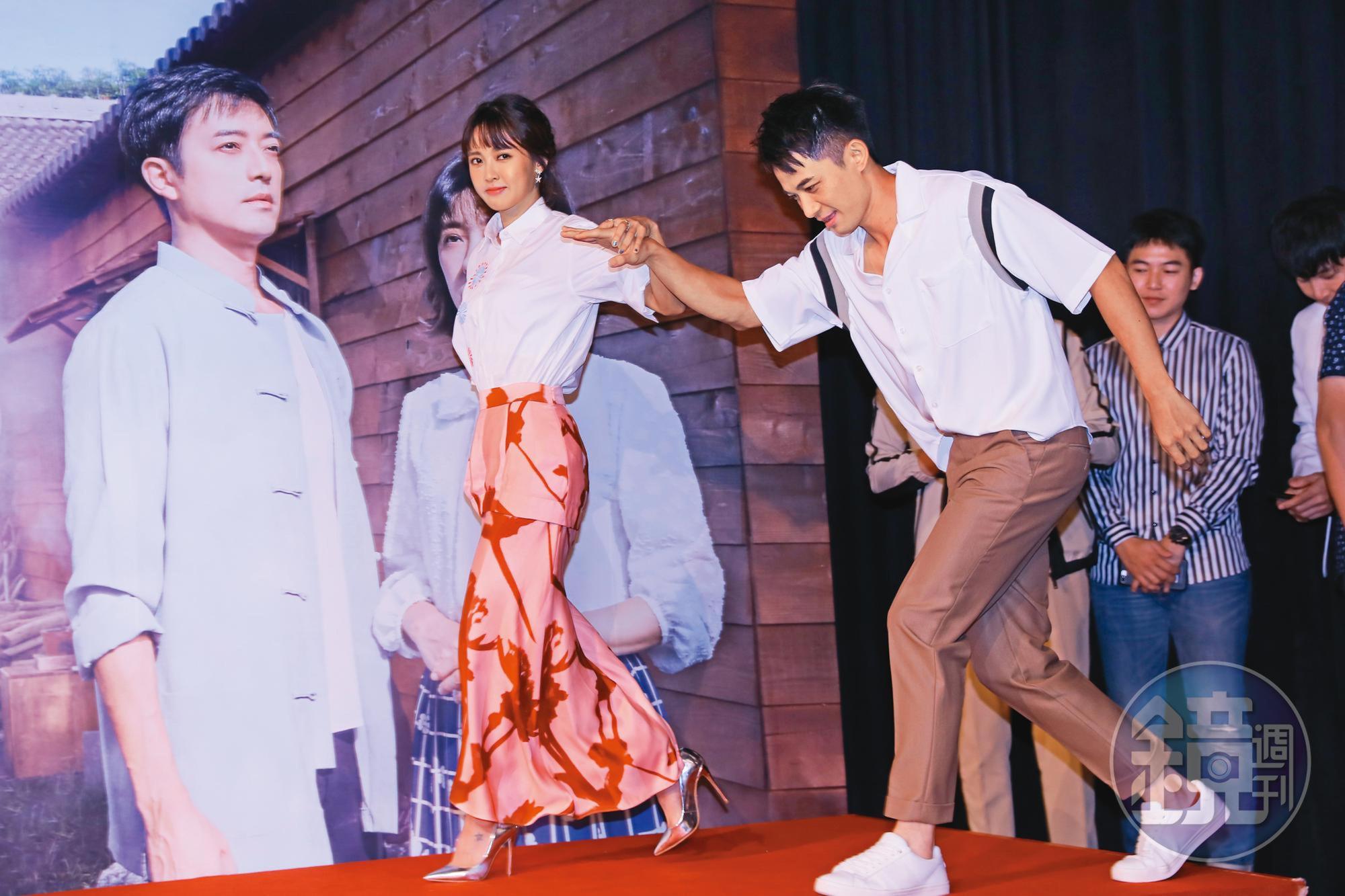 《荀子・君子篇》寫道:「長幼有序,則事業捷成而有所休。」本刊教忠教孝,讚許曾子益(右)扶手恭請大元(左)出場。