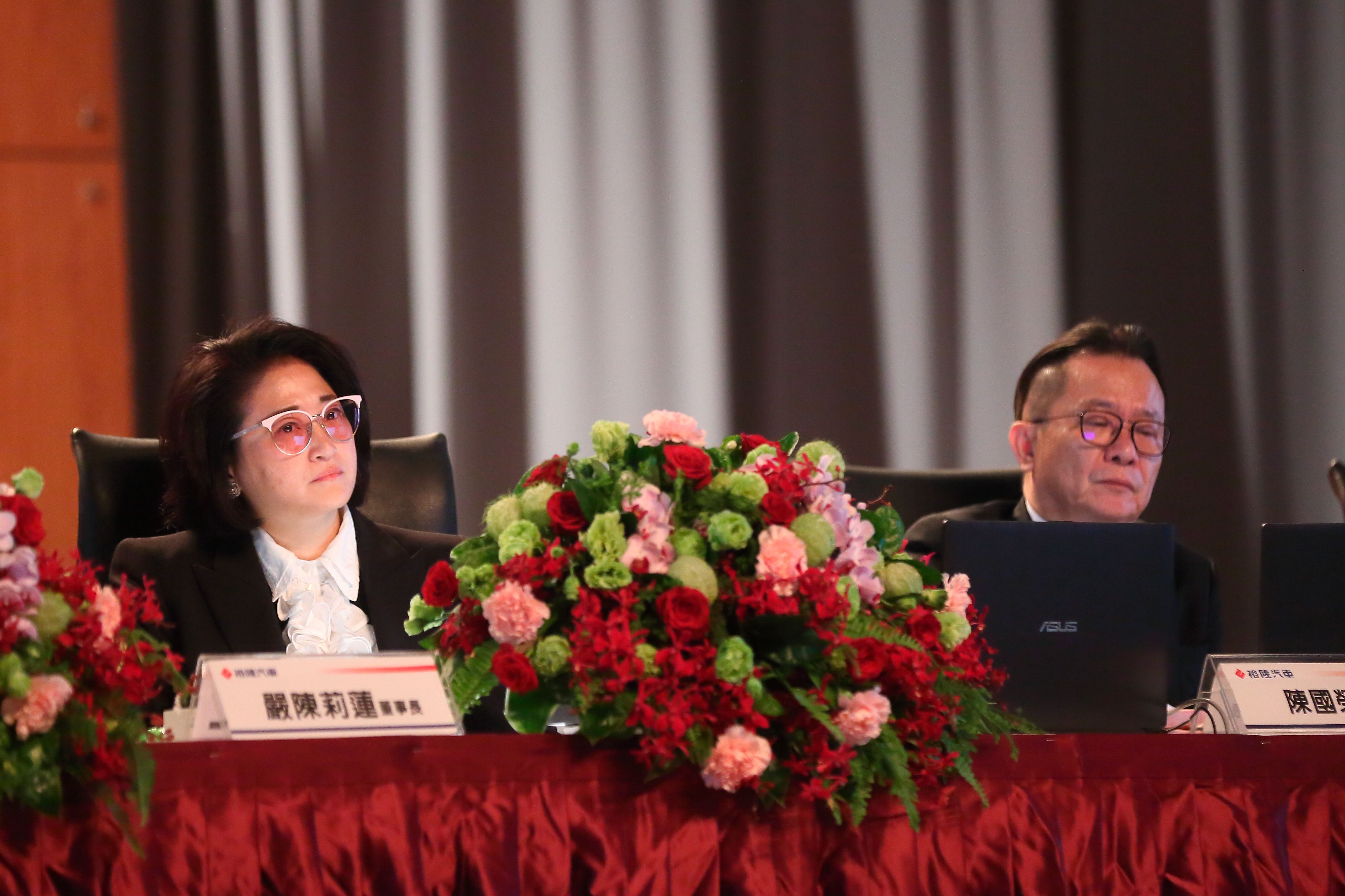 嚴陳莉蓮（左）出手納智捷減資99%，原任華創車電董事長陳國榮（右）卸任。