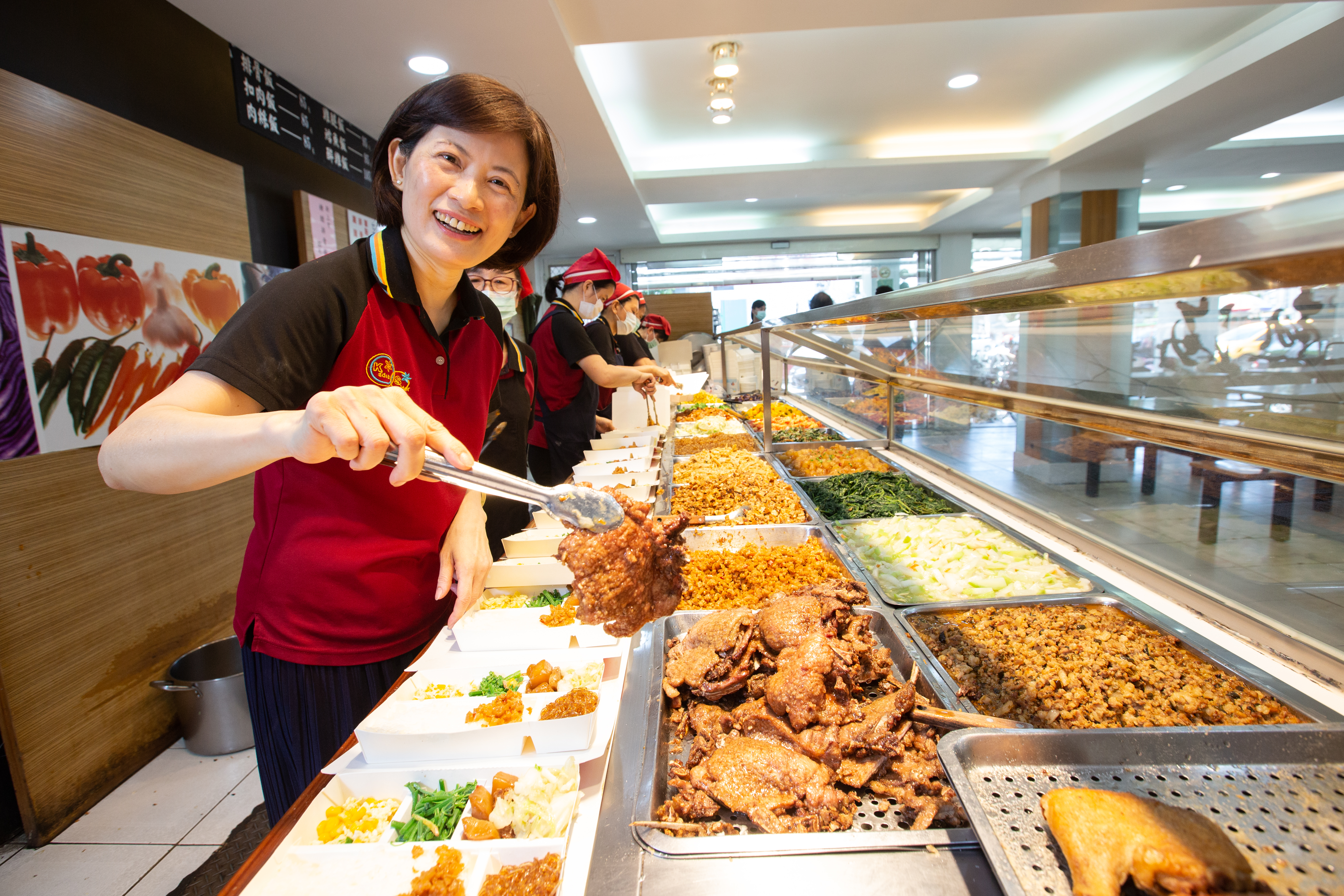 每一位花蓮人至少吃過5個熱海排骨大王便當，簡鸝鴻是第二代老闆。