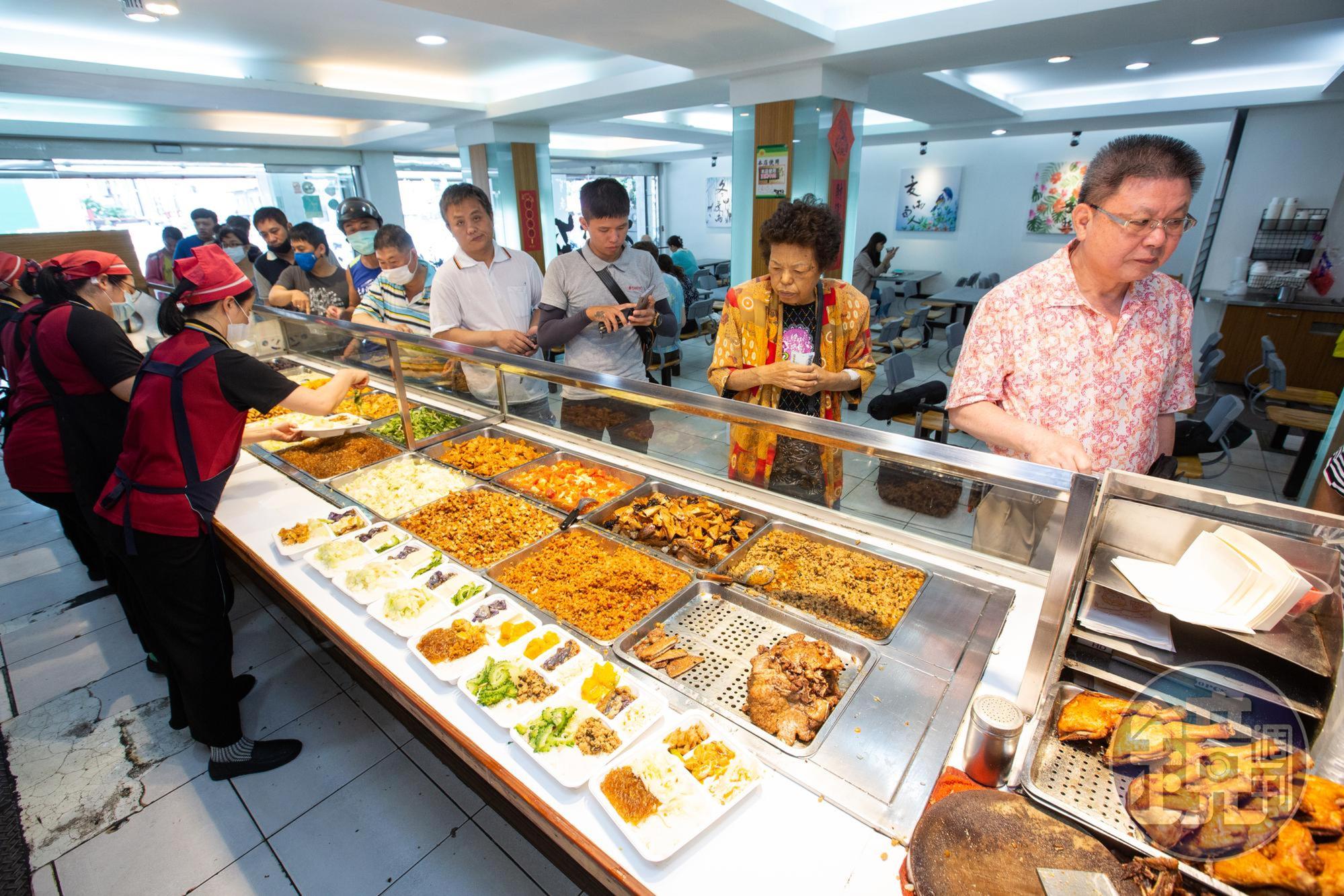 熱海排骨大王是花蓮第一家排骨飯,80年代首創16道配菜隨客挑選,被稱為花蓮鄉親的後廚房。