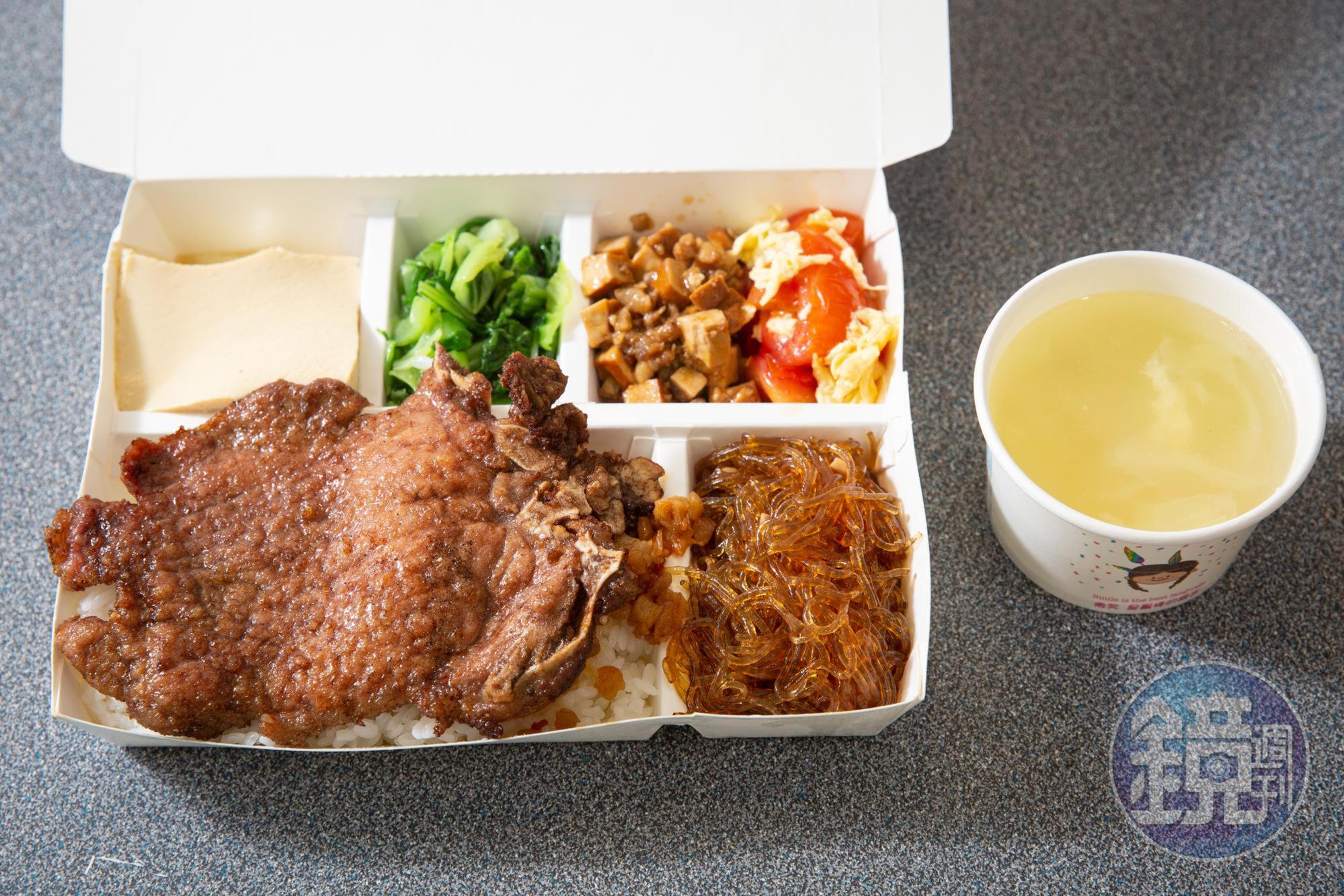 招牌排骨飯屬於濕式炸排骨,鹹香軟嫩,蒸蛋與冬粉是經典不敗配菜。(85元)