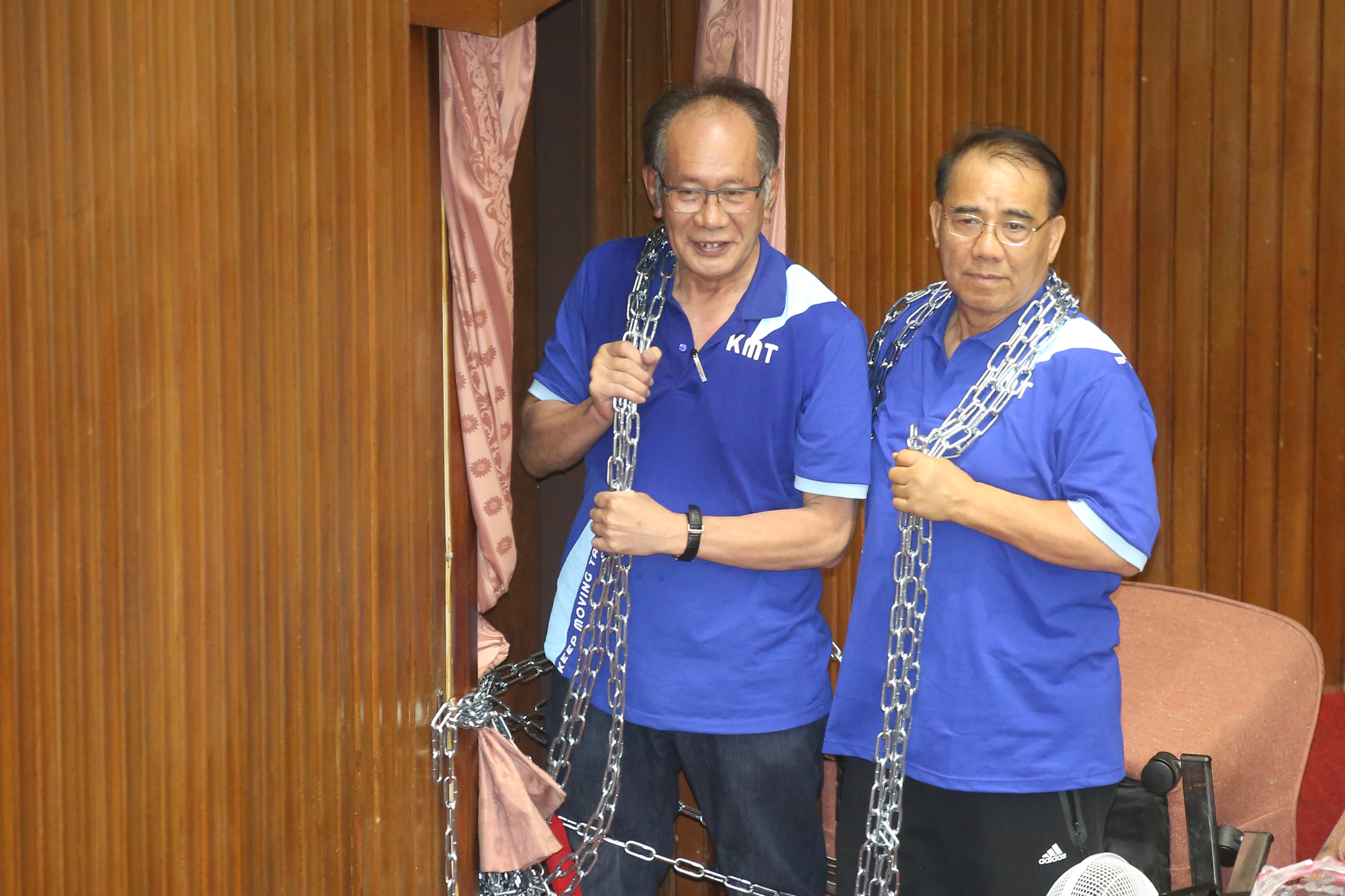 國民黨先前為監委人事案占領議場，國民黨廖國棟及陳超明將鐵鍊掛在身上拍照，被網友戲稱是「鐵鍊兄弟」。（本刊資料照）