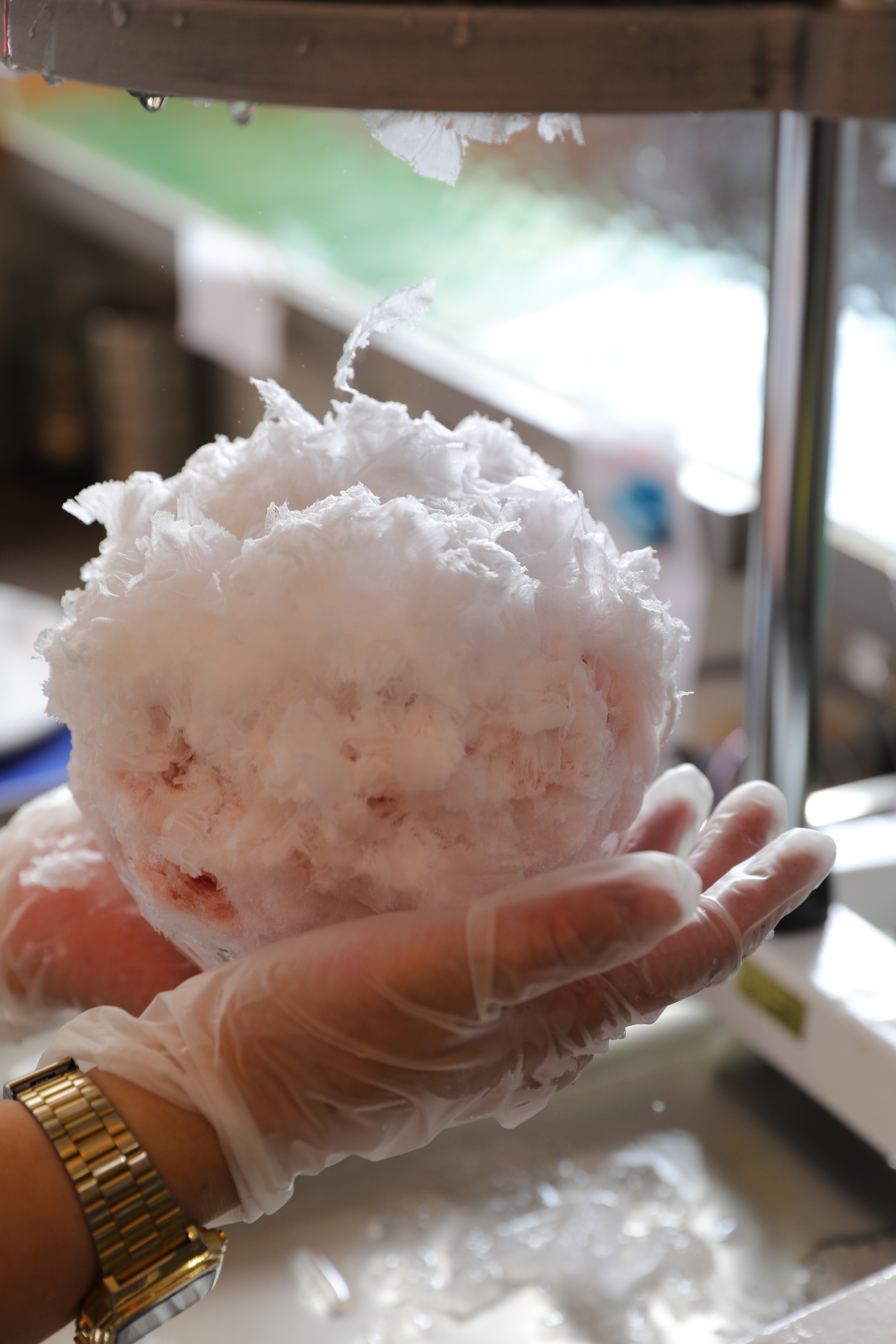 日本初雪刨冰機刨出的碎冰，質地較細。