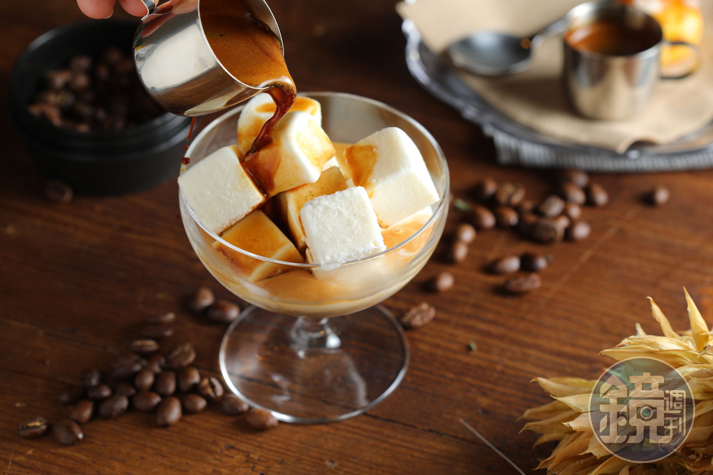 「淹沒Affogato」的香草冰淇淋磚，形如方糖，特別降低油脂含量，淋上熱咖啡，不容易融化。（180元／份）