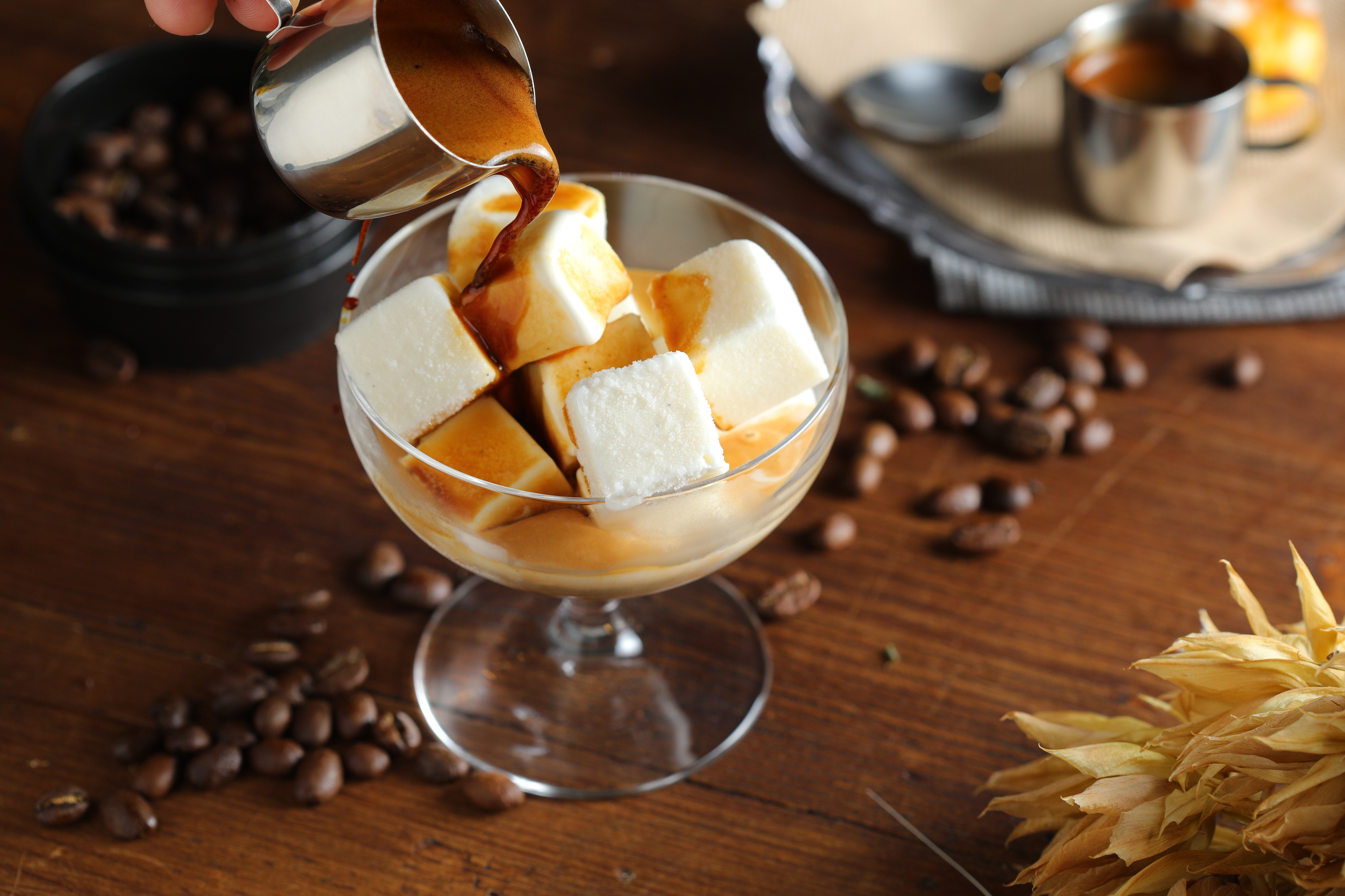 「淹沒Affogato」的香草冰淇淋磚，形如方糖，特別降低油脂含量，淋上熱咖啡，不容易融化。（180元／份）
