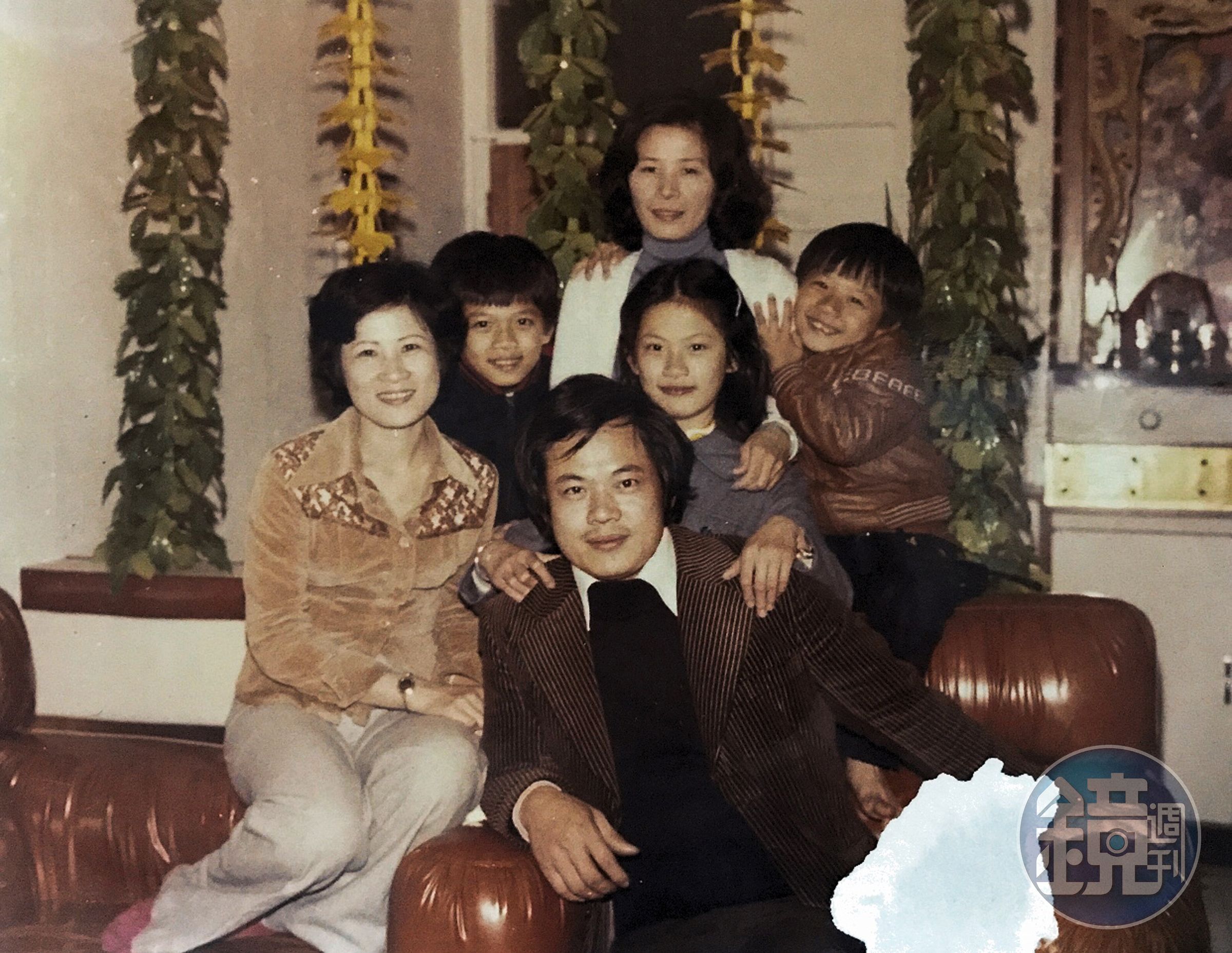 簡秋正（前中）與大房妻子曾素珠（左1）育有1女2子；二房陳淑貞（後排白衣者）堅持不生育，對姊弟3人視如己出。（簡鸝鴻提供）