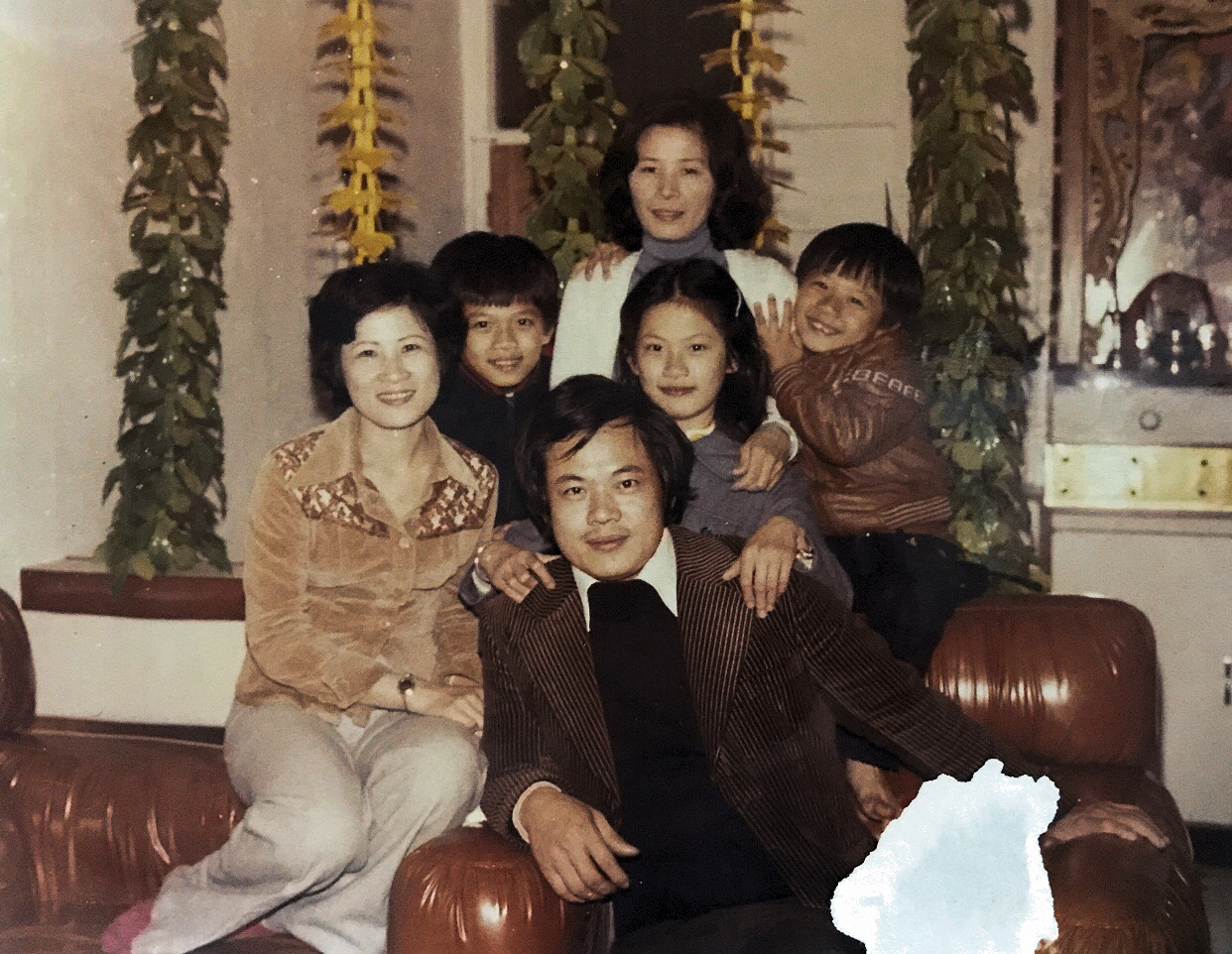 簡秋正（前中）與大房妻子曾素珠（左1）育有1女2子；二房陳淑貞（後排白衣者）堅持不生育，對姊弟3人視如己出。（簡鸝鴻提供）