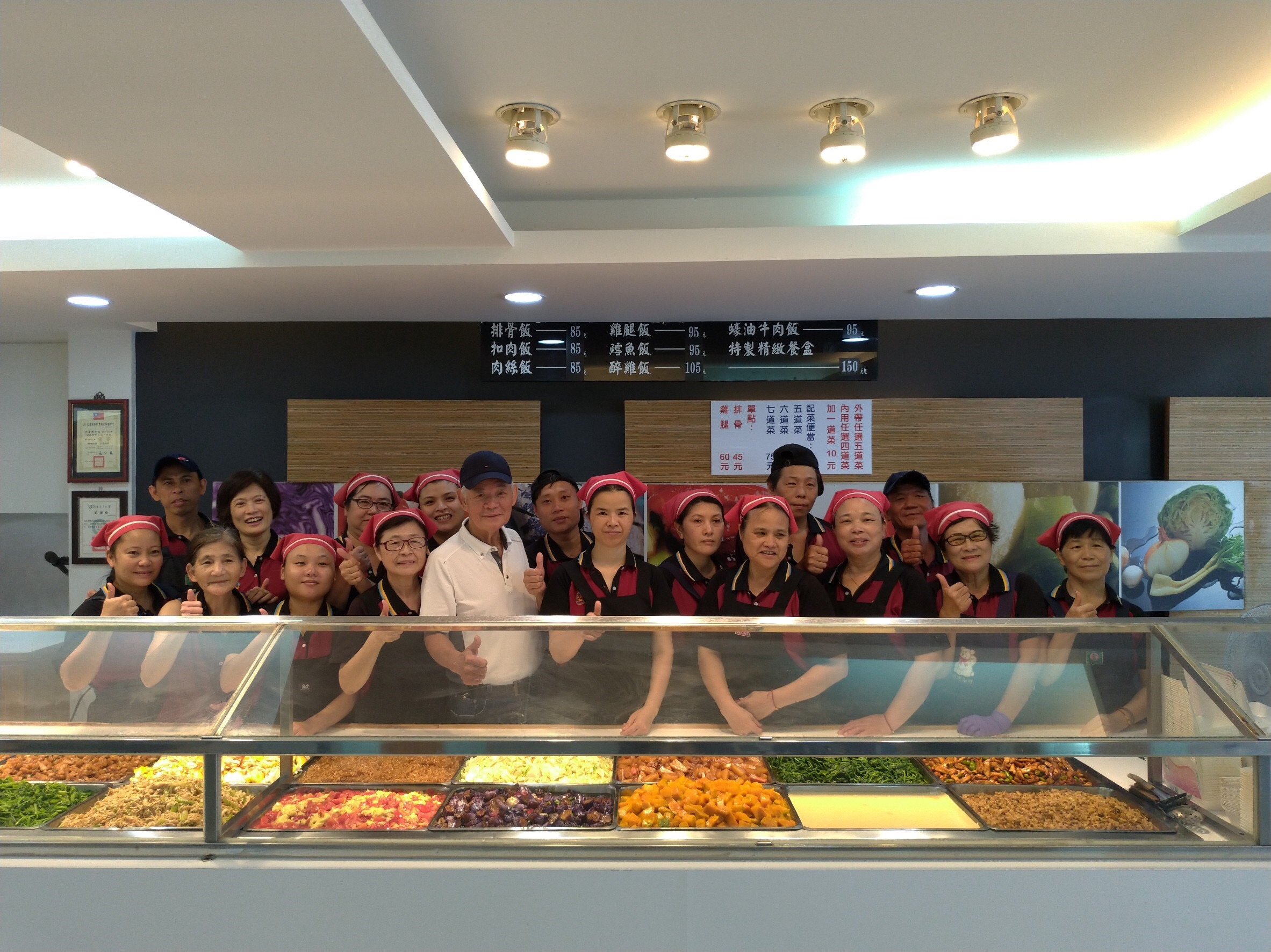 簡秋正（白衣者）每天8點半準時到店裡上工，對菜色品質要求數十年如一日。（簡鸝鴻提供）