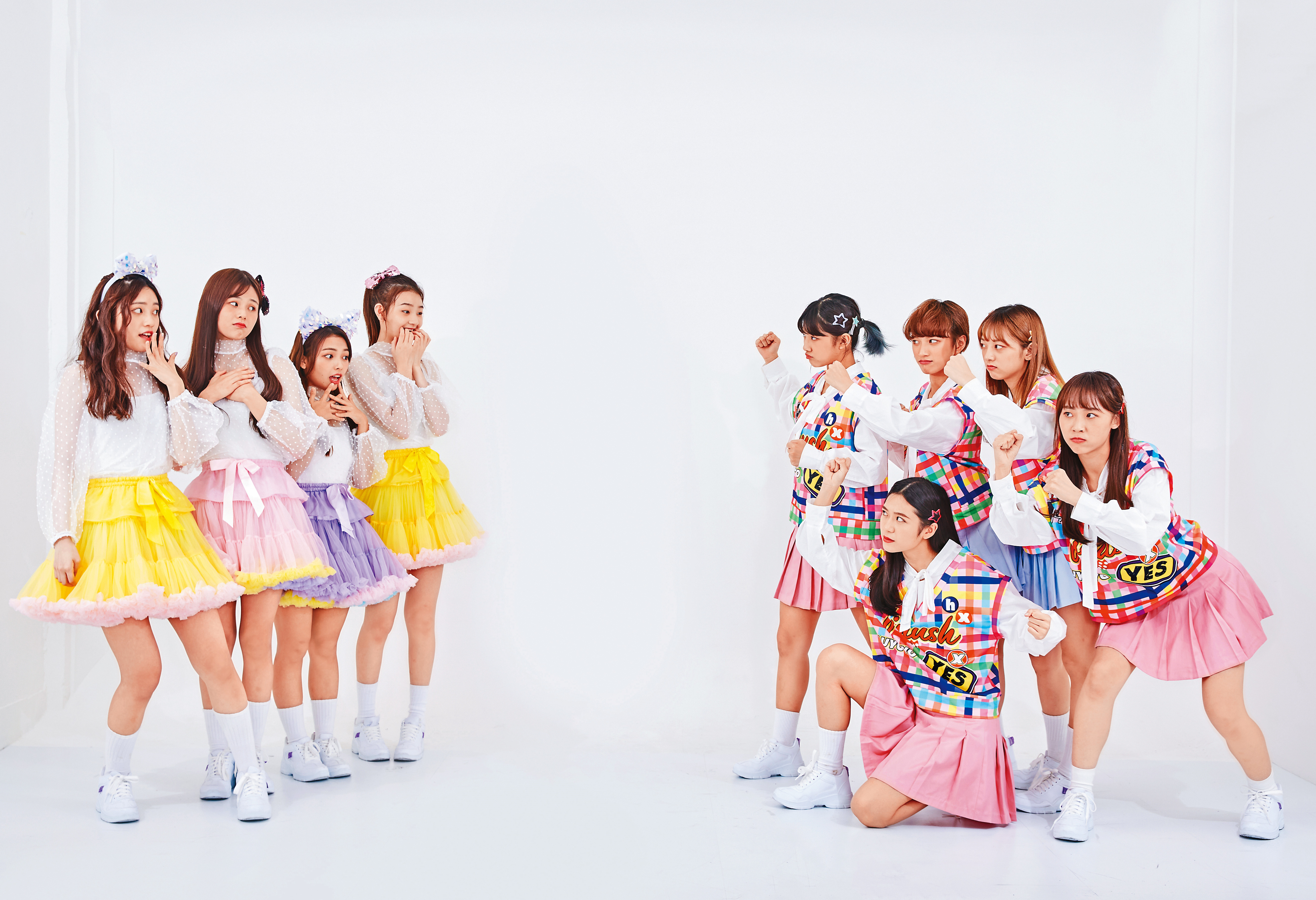 出身《DD52》的女團「粉紅梅花」，其中9名團員拍照時，分成二邊互相打鬧，笑聲傳遍整個攝影棚。