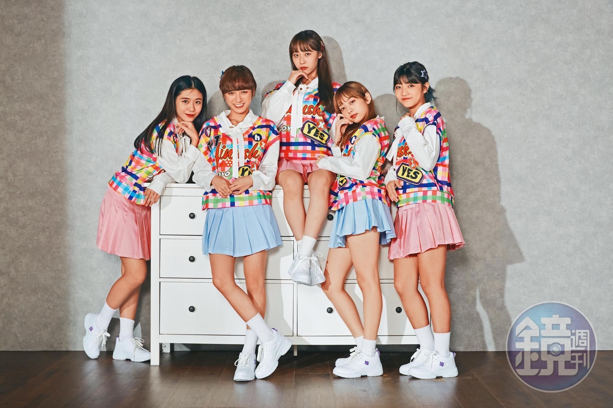 「粉紅梅花」團員Nicole(左起)、陳以芯、彭聖恩、巧瑜及陳思綾5人中,網友票選人氣王是彭聖恩,拿下近12萬票。