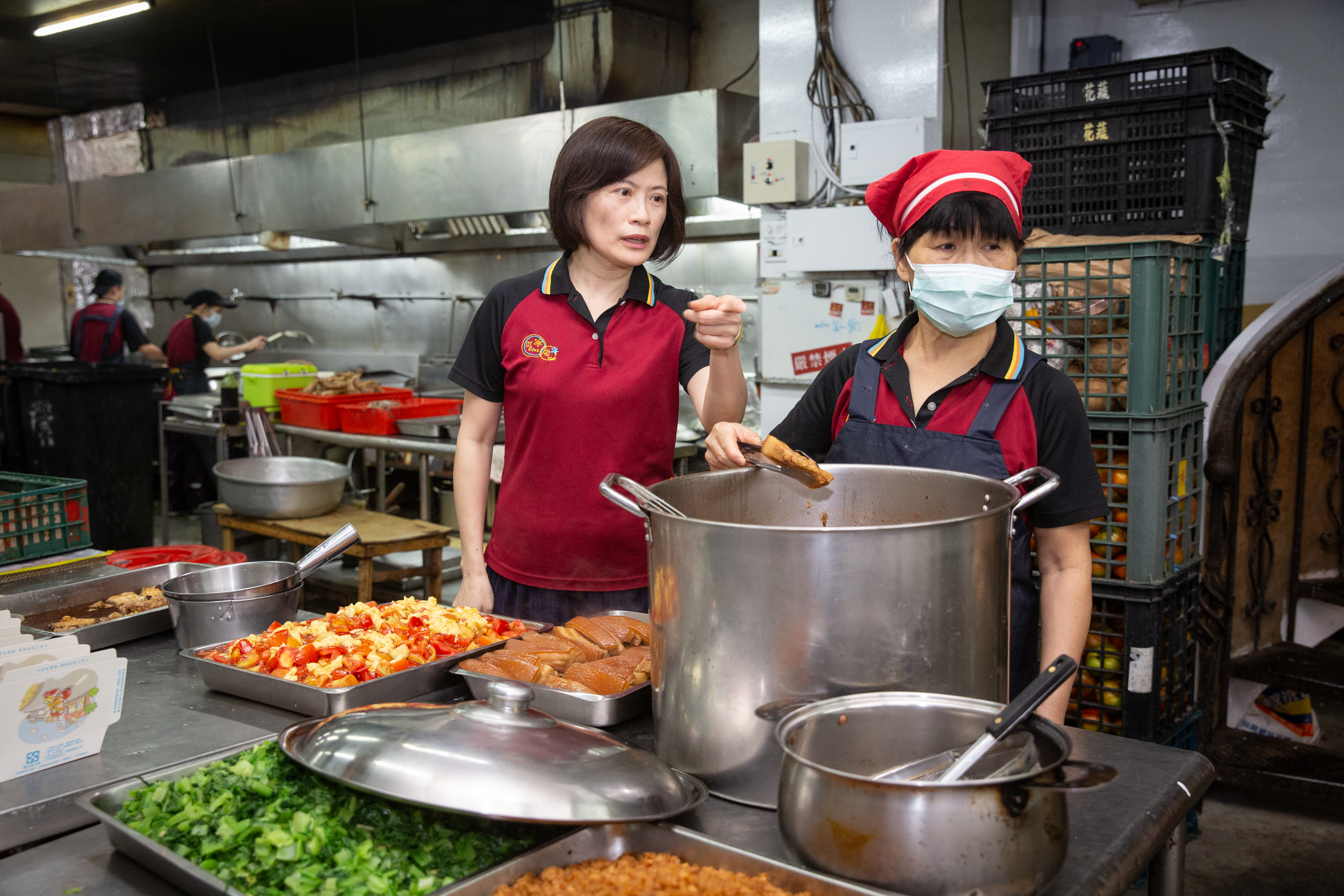 便當店出餐壓力大，廚房就像另類戰場，簡鸝鴻（左）年輕時一度抗拒返家接班。