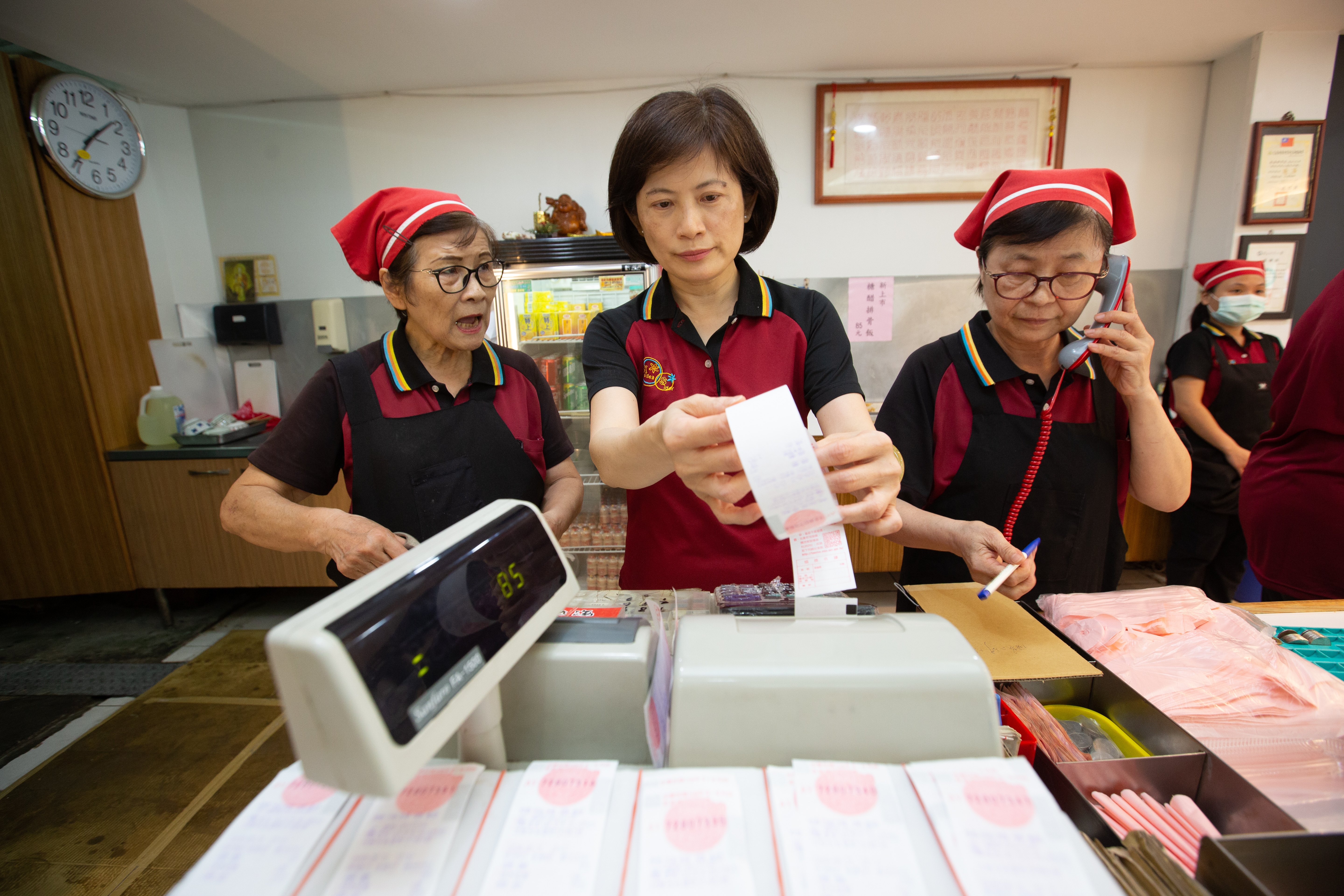 簡鸝鴻（中）的父親簡秋正去年因流感驟逝，身為長女的她，與母親曾素珠（左）、小媽陳淑貞（右）3位娘子軍合力扛起老店。