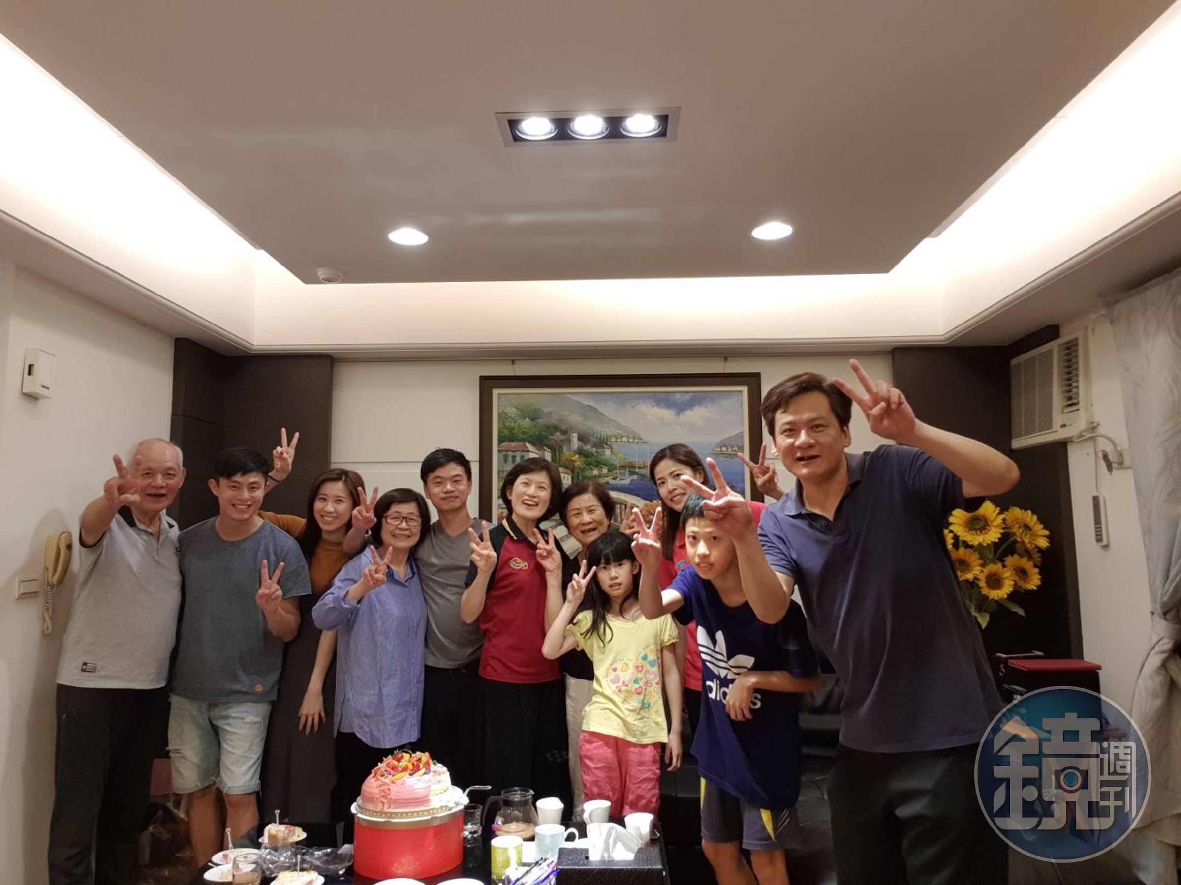 簡秋正（左1）年輕時力拚事業，錯過不少家庭時光，晚年格外珍惜兒孫滿堂的幸福時刻。（簡鸝鴻提供）