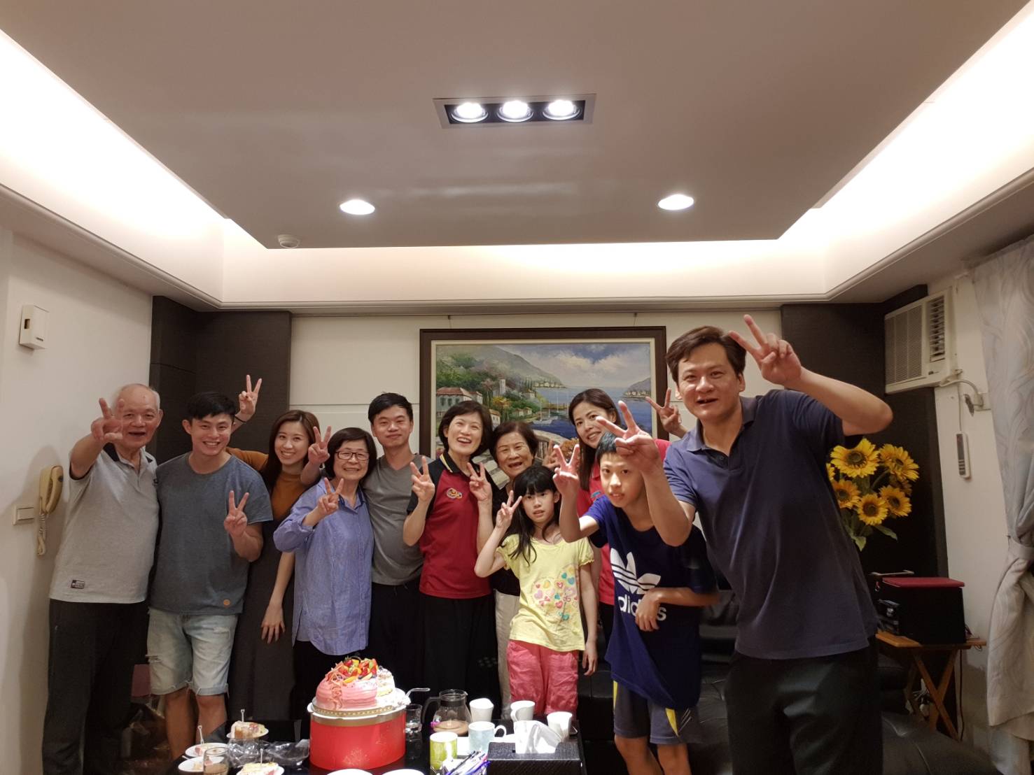 簡秋正（左1）年輕時力拚事業，錯過不少家庭時光，晚年格外珍惜兒孫滿堂的幸福時刻。（簡鸝鴻提供）