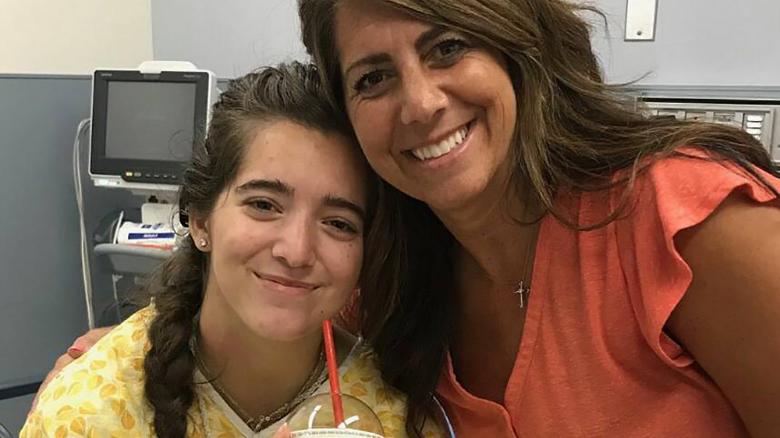 神隱多日的少女吉亞（左）和母親克里斯汀（右）在醫院合影。（翻攝Kristin Cacchione Fuda臉書）