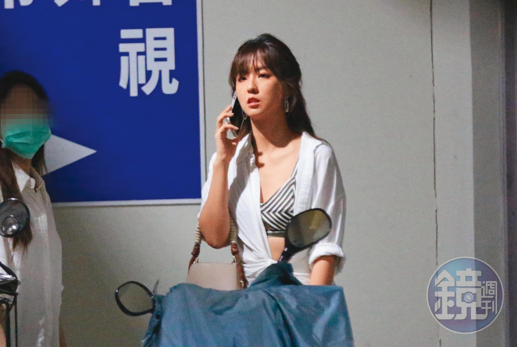 6/26 18:55 周曉涵在自己投資的酒吧,露了半邊酥胸。