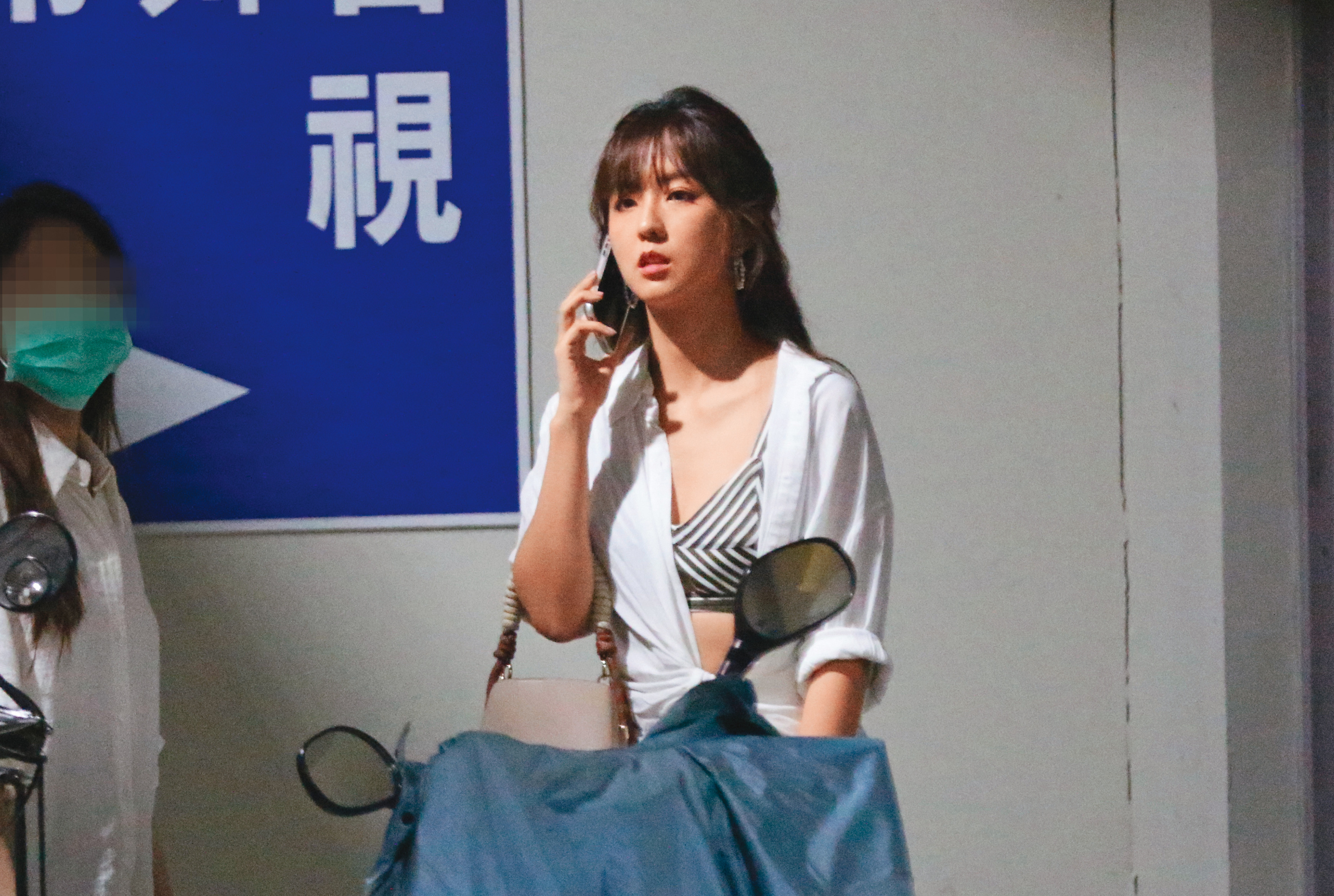 6／26　18：55　周曉涵在自己投資的酒吧，露了半邊酥胸。