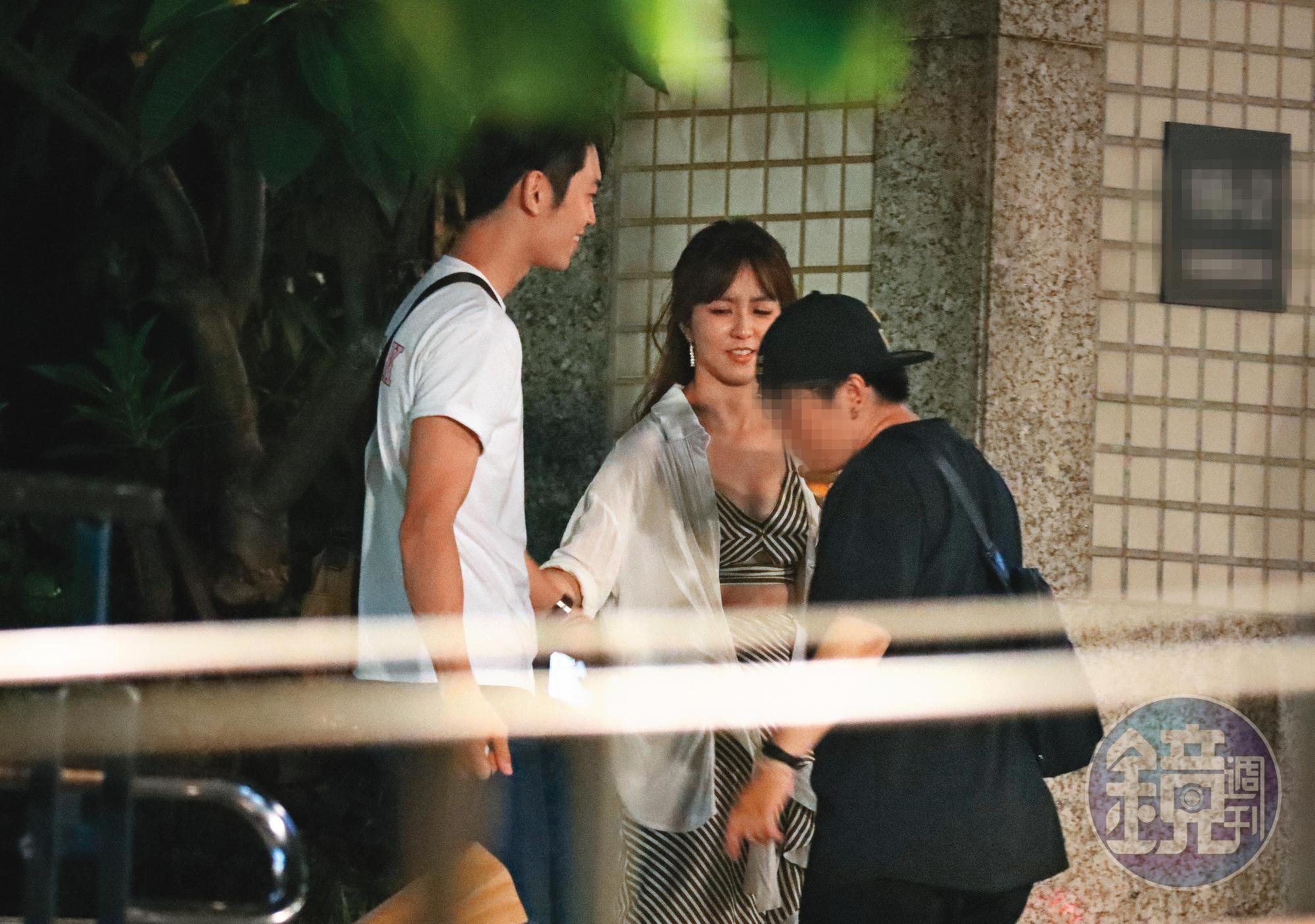 6/27 01:23 周曉涵(中)身邊出現護花使者,據查該男是名大馬男星,名叫蘇熙喆(左)。