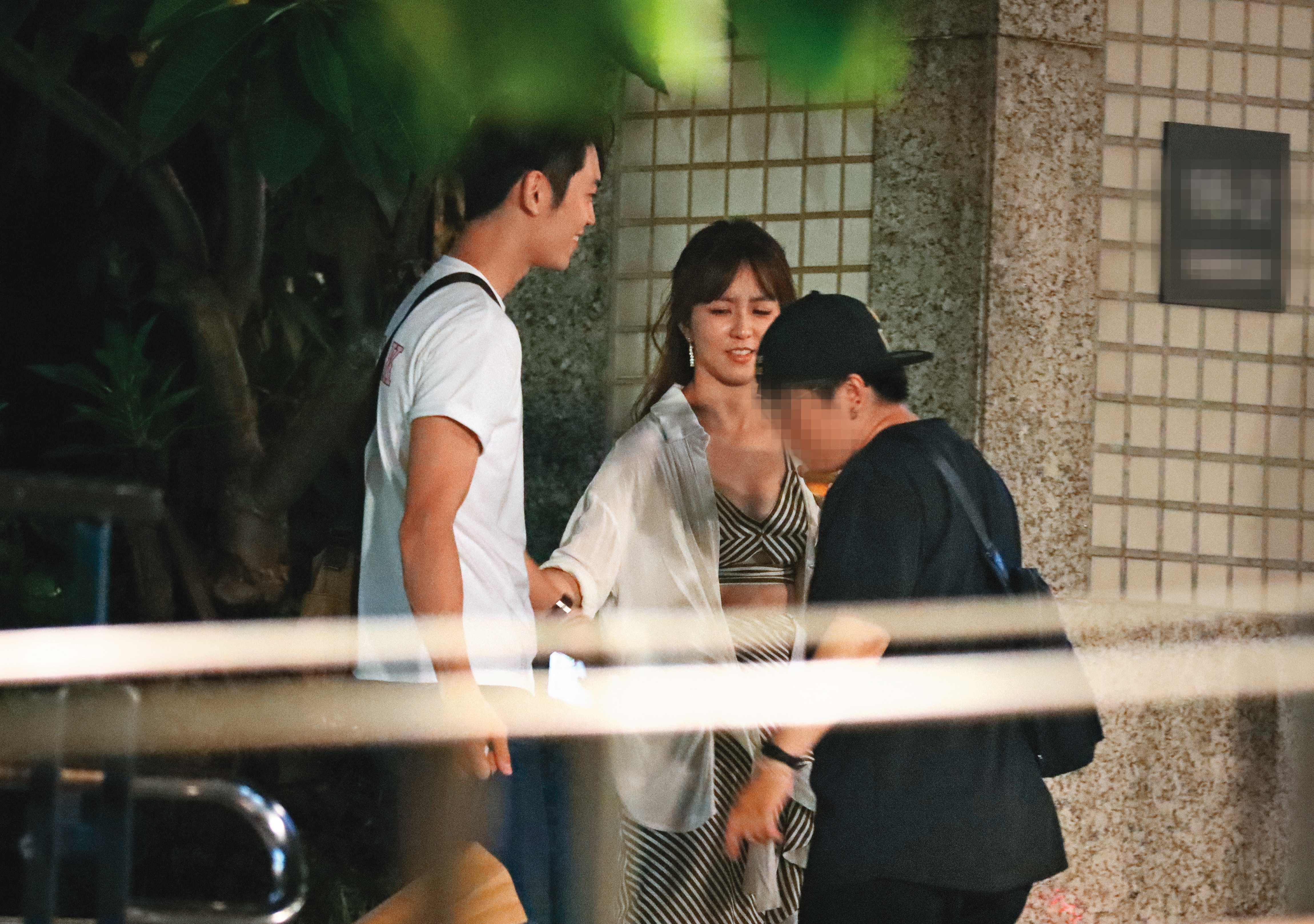 6/27 01：23，周曉涵（中）身邊出現護花使者，據查該男是名大馬男星，名叫蘇熙喆（左）。
