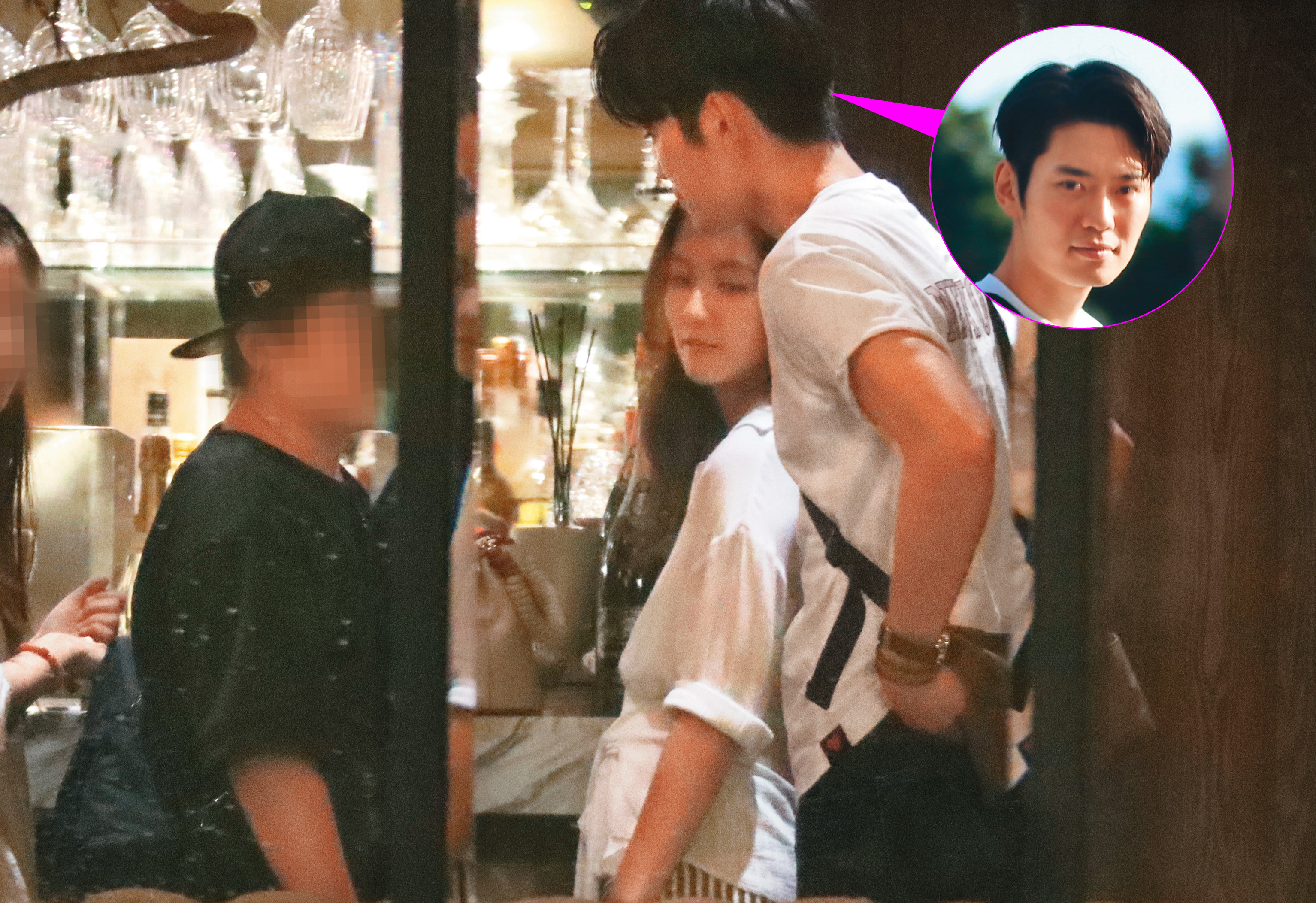 6/27 03:04 蘇熙喆整晚黏在周曉涵的身邊,時不時互相依偎。