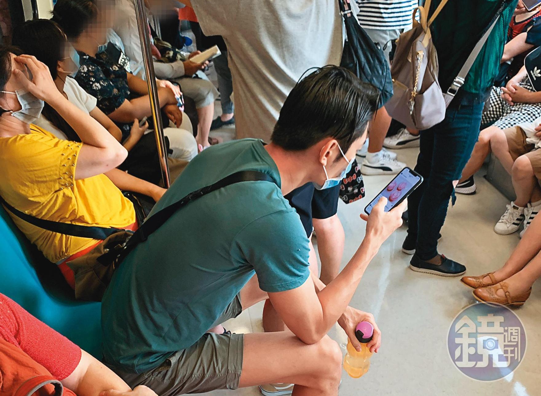 蘇熙喆坐在捷運上看著周曉涵的IG,顯得深情款款。