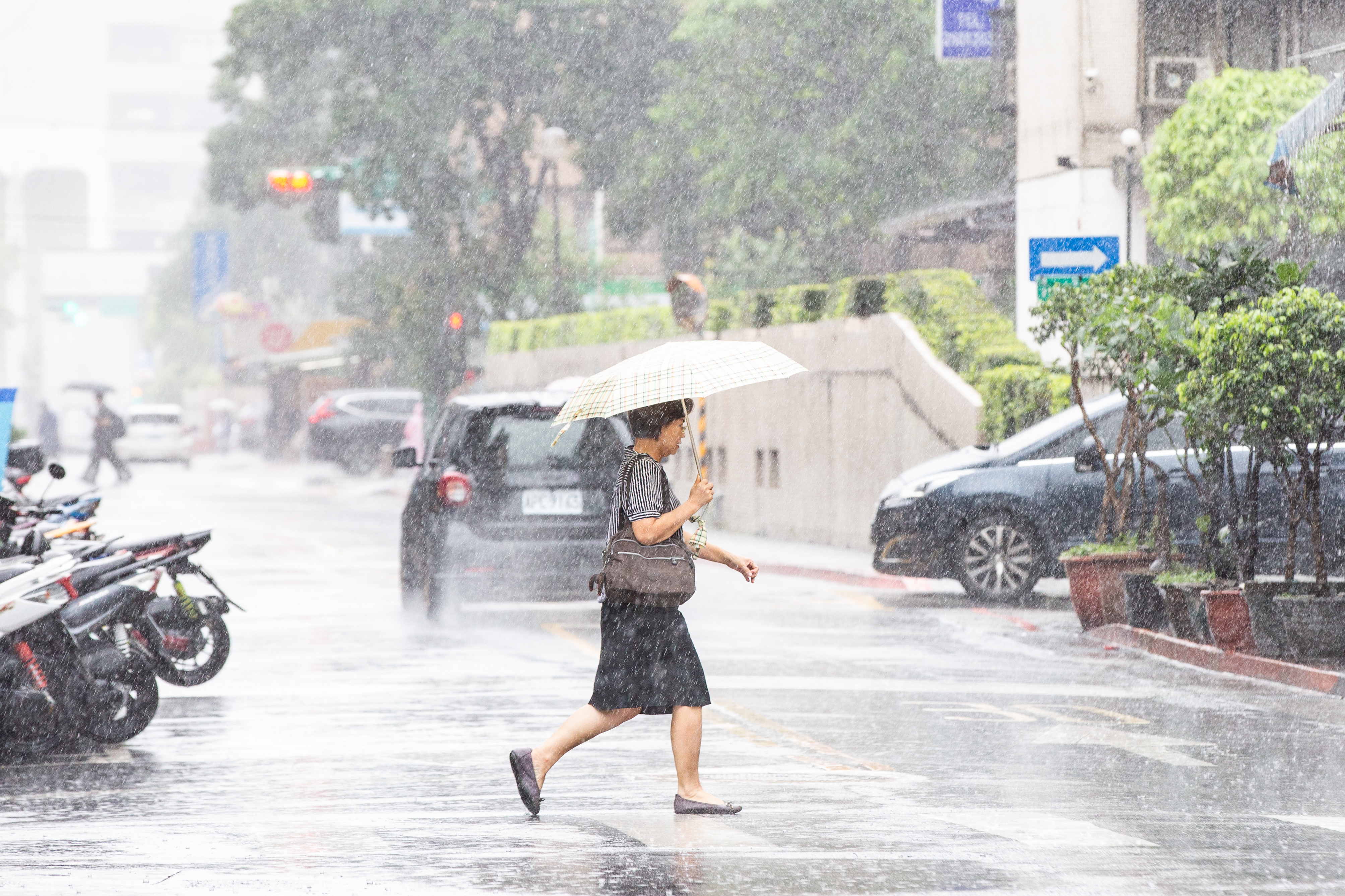 氣象局針對北北桃基等13縣市，發布大雨特報警訊。（本刊資料照）