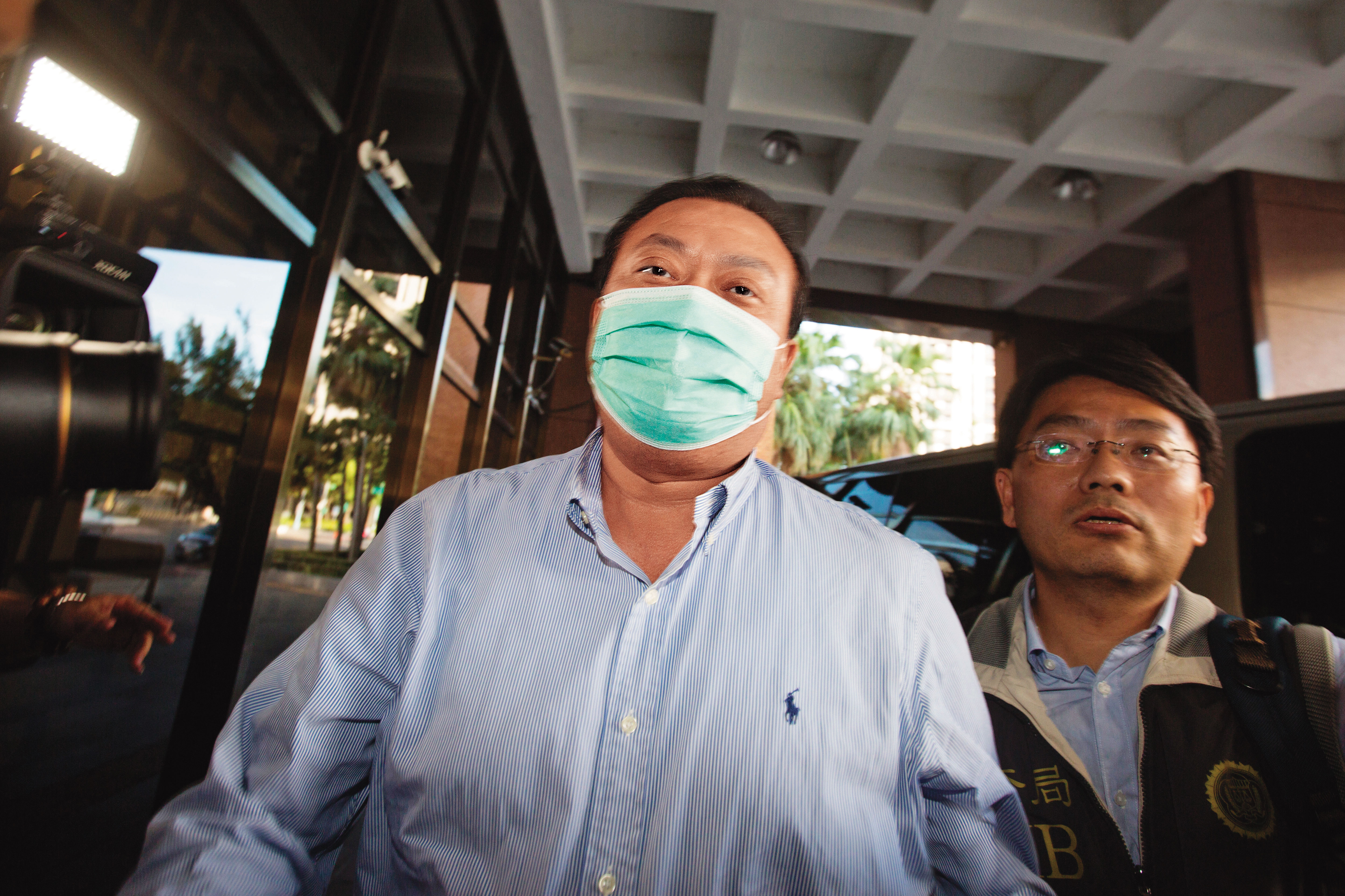 立委蘇震清（左）因涉收受太流前董事長李恆隆2000萬元，今（4）日與辦公室主任同遭台北地院羈押禁見。