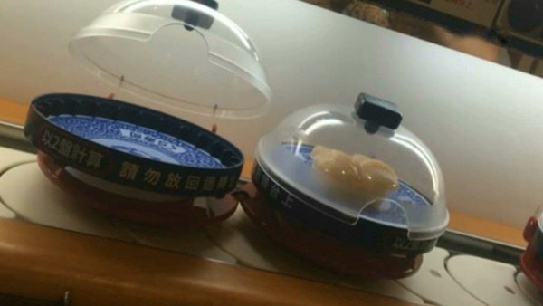 民眾前往知名迴轉壽司店用餐，卻發現有人耍小聰明，用40元吃80元壽司。（翻攝爆料公社）