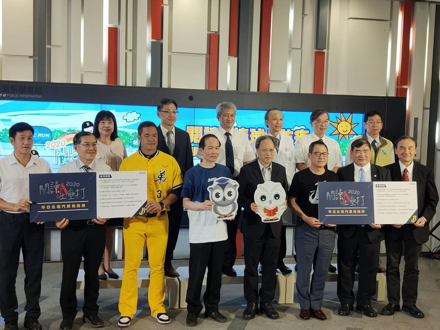 活動代言球星中信兄弟林智勝(前排左三)與主辦單位以及醫護人員合照,感謝他們的辛勞也邀請觀看棒球賽事。(國資圖提供)