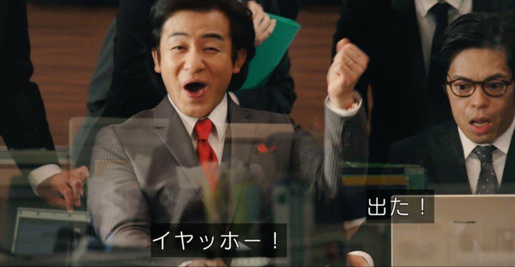 片岡愛之助在夯劇《半澤直樹》飾演的「黑崎娘娘」最新一集中意外秀出左手無名指上的婚戒。（翻攝TBS畫面）