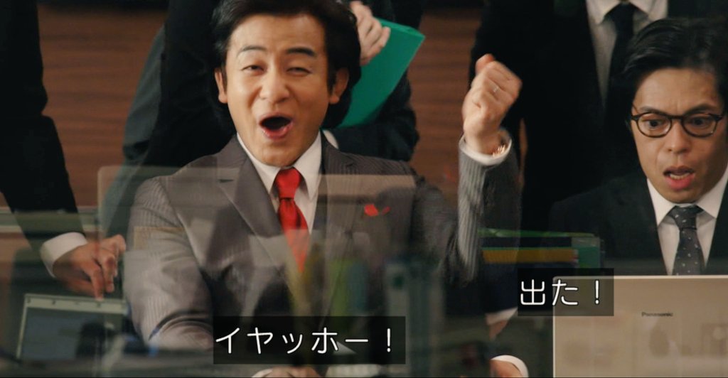 片岡愛之助在夯劇《半澤直樹》飾演的「黑崎娘娘」最新一集中意外秀出左手無名指上的婚戒。(翻攝TBS畫面)