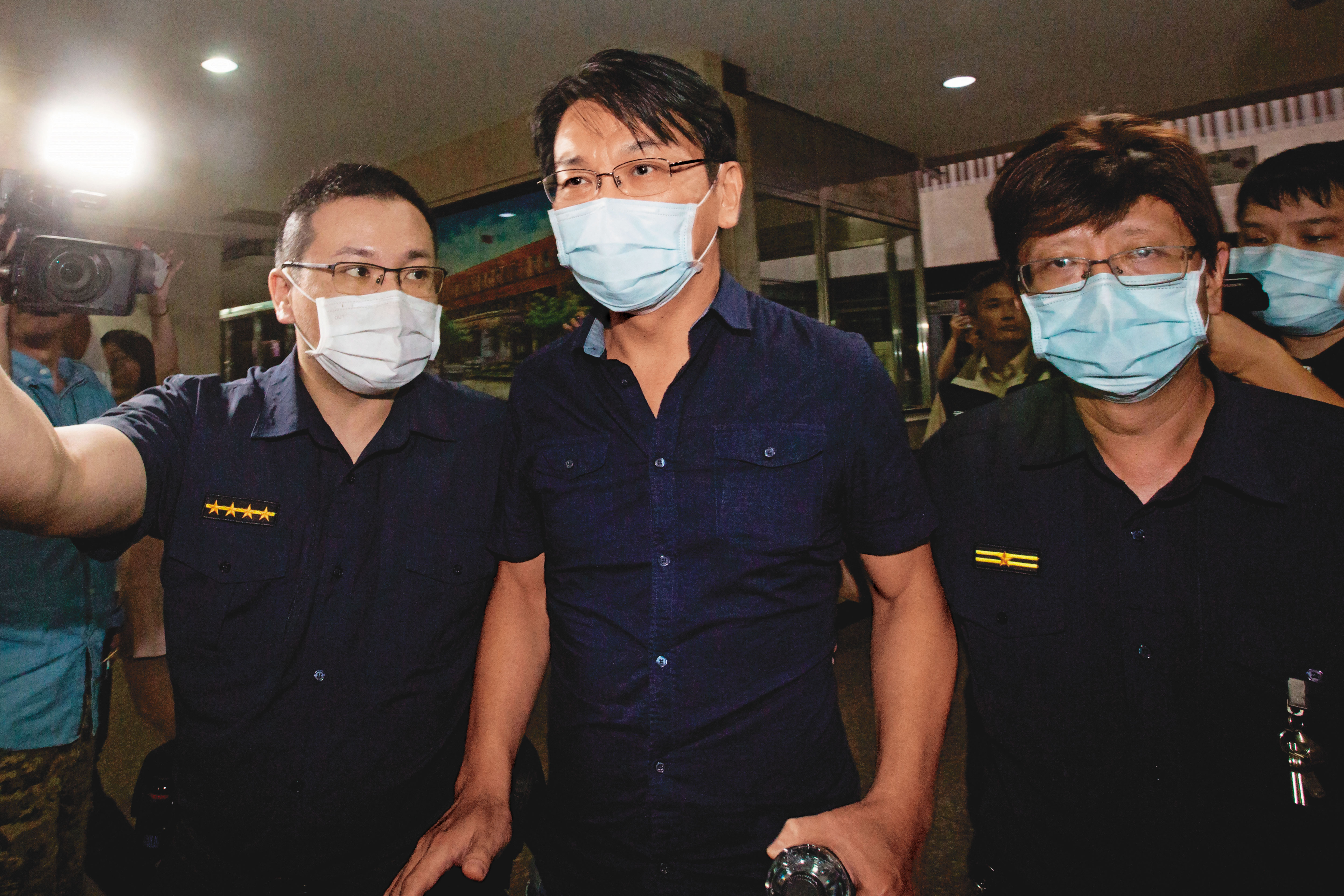 因涉嫌收受前太流董事長李恆隆賄款，前時代力量黨主席、立委徐永明（中）今遭台北地院裁定80萬交保，同案另3名立委蘇震清、陳超明及廖國棟則都遭羈押禁見。