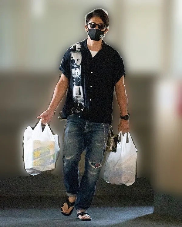 玉木宏帶著口罩到超市採買,不減帥氣。(翻攝《女性SEVEN》)