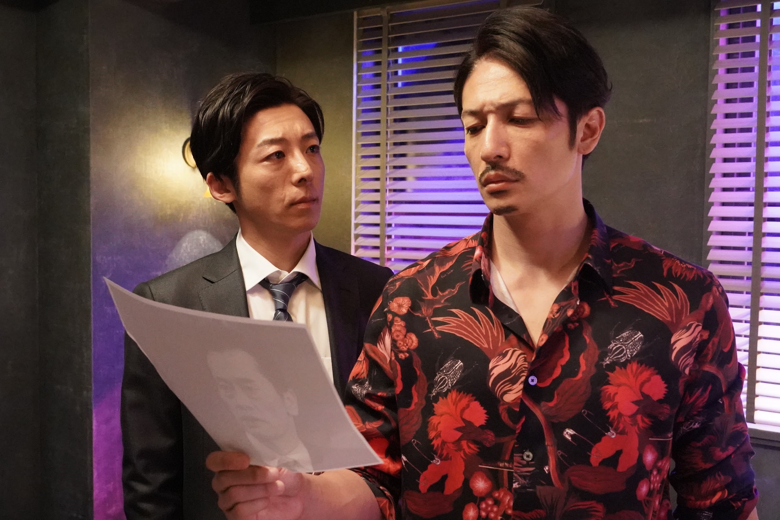 玉木宏(右)主演新劇《龍之道 雙面復仇者》正播出中,馬上還要開始籌拍下部作品。(friDay影音提供)