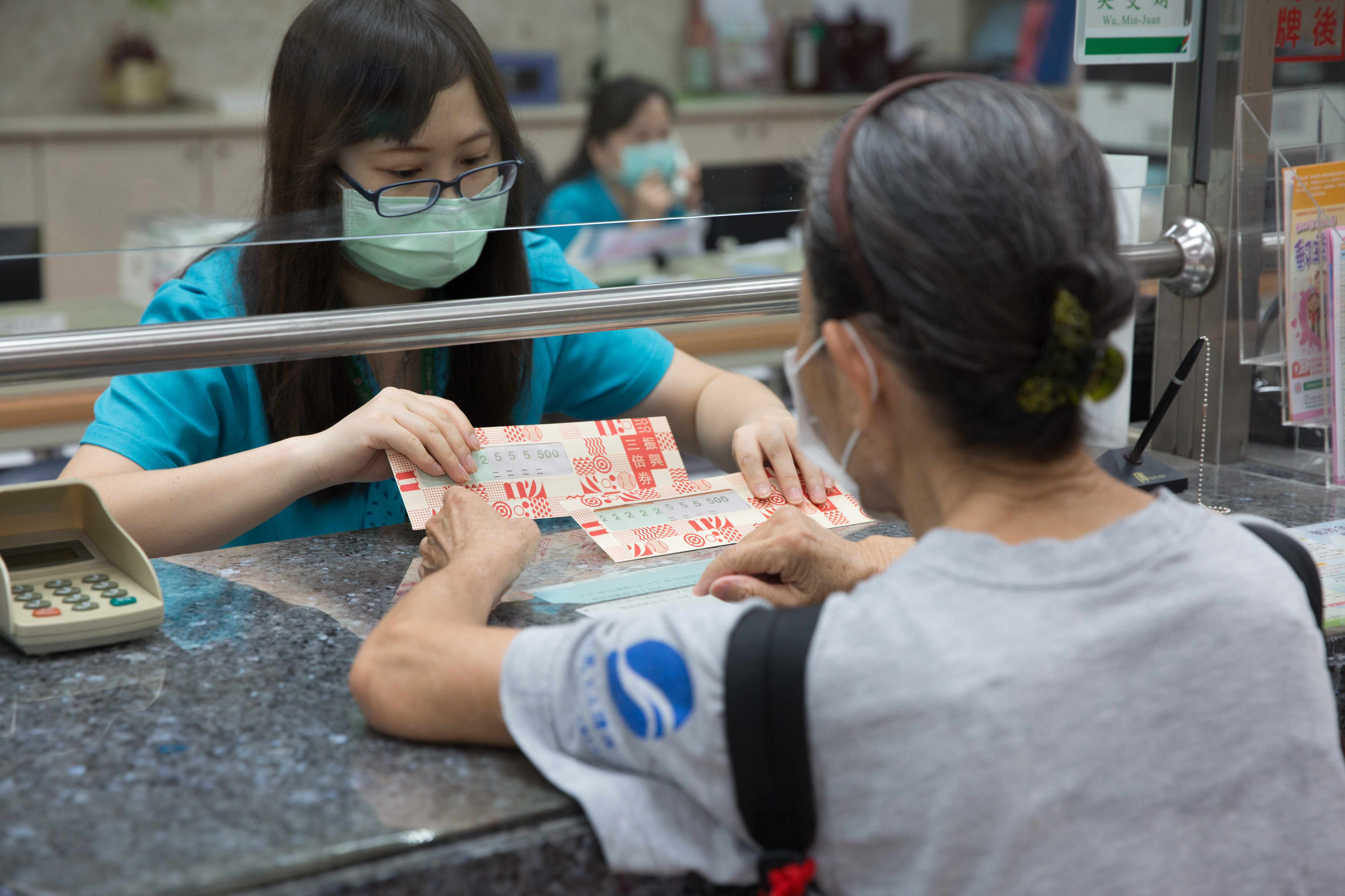 振興三倍券已超過8成民眾領取或綁定數位工具，放寬得以身分證、戶口名簿領取。（本刊資料照）