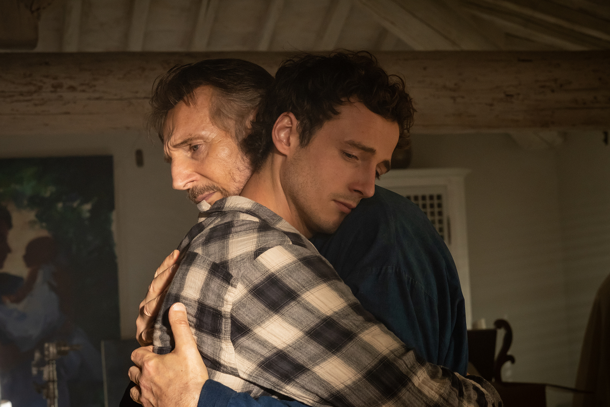 連恩尼遜（左）與兒子麥可李察遜（右），在《下一站，托斯卡尼》扮演疏遠的父子，藉機抒發他們對於娜塔莎李察遜的懷念。（采昌國際提供）