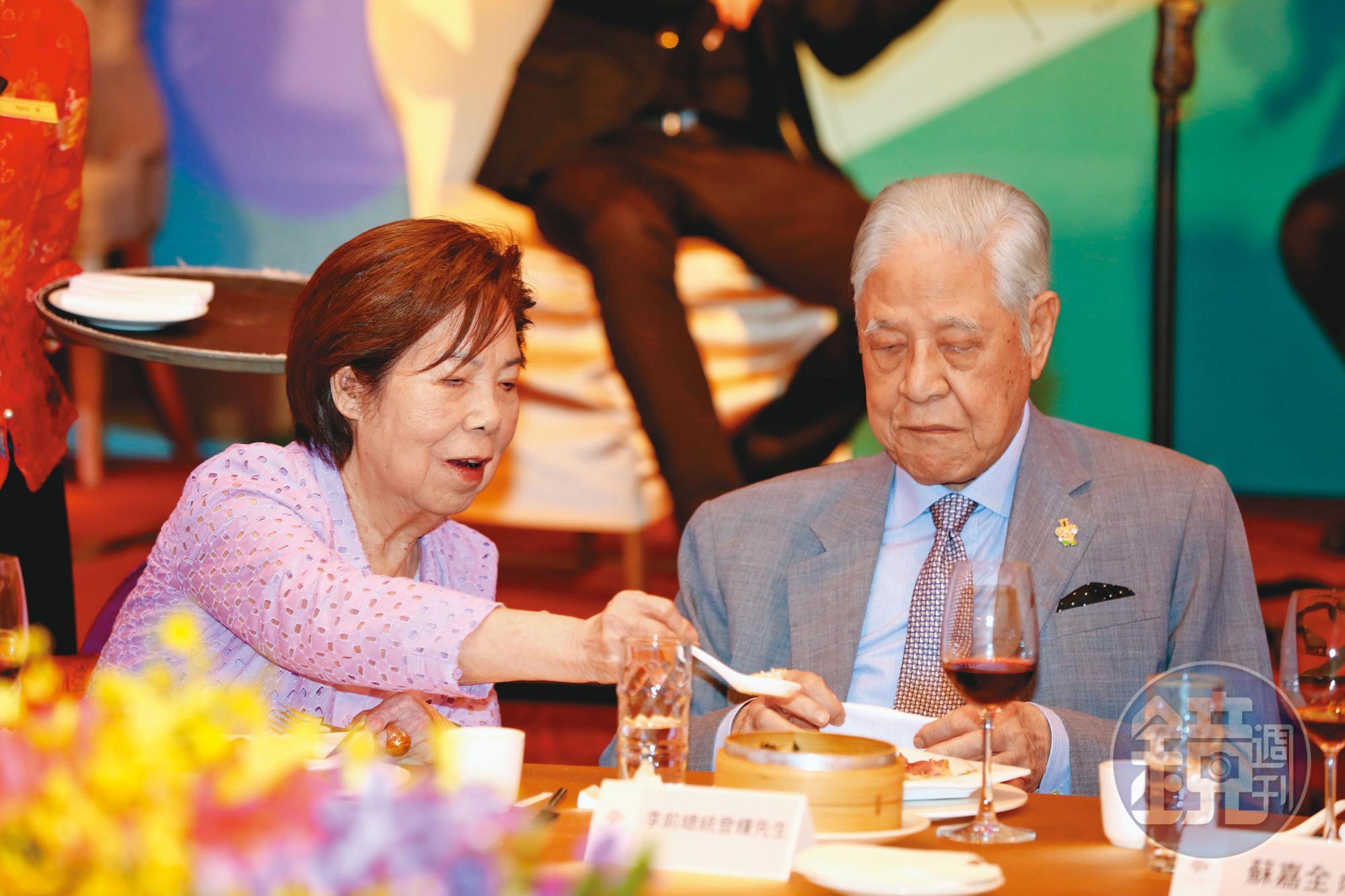 李登輝(右)與曾文惠(左)鶼鰈情深,結褵71年,曾文惠說,年輕時是李讓她,老了則她讓李。