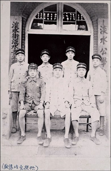 李登輝（後排左2）小學共讀了4間，最後畢業於當時為淡水公學校的淡水國小。（淡水國小提供）