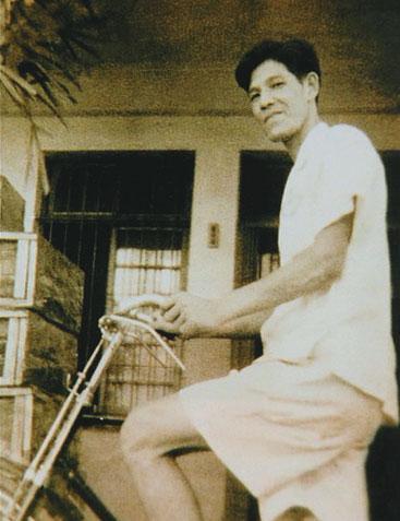 李登輝是新北市三芝人,年輕時在老家前留影。(李登輝基金會提供)