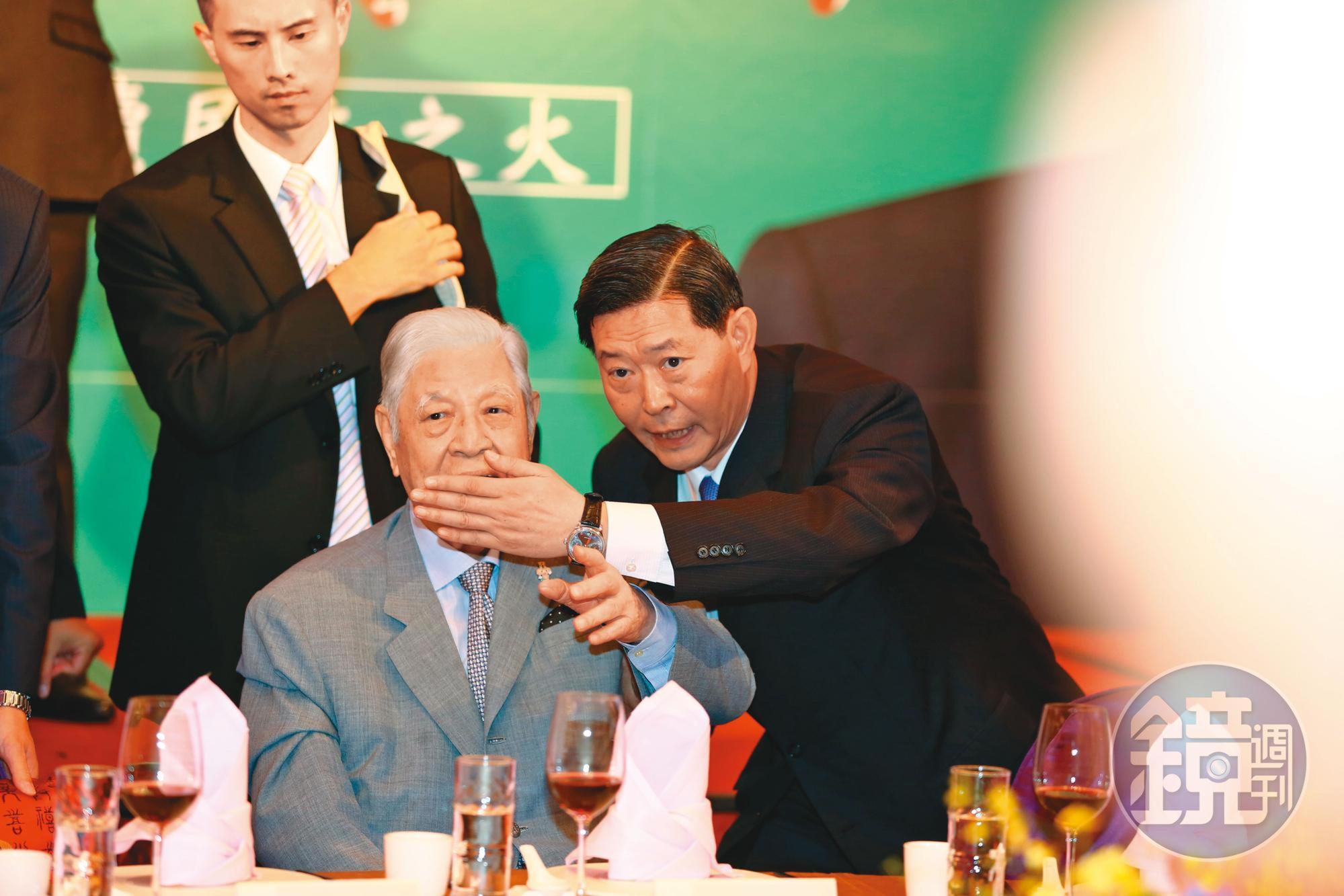 曾任總統侍從官的王燕軍(右),是李登輝(左)晚年身邊最重要的幕僚。